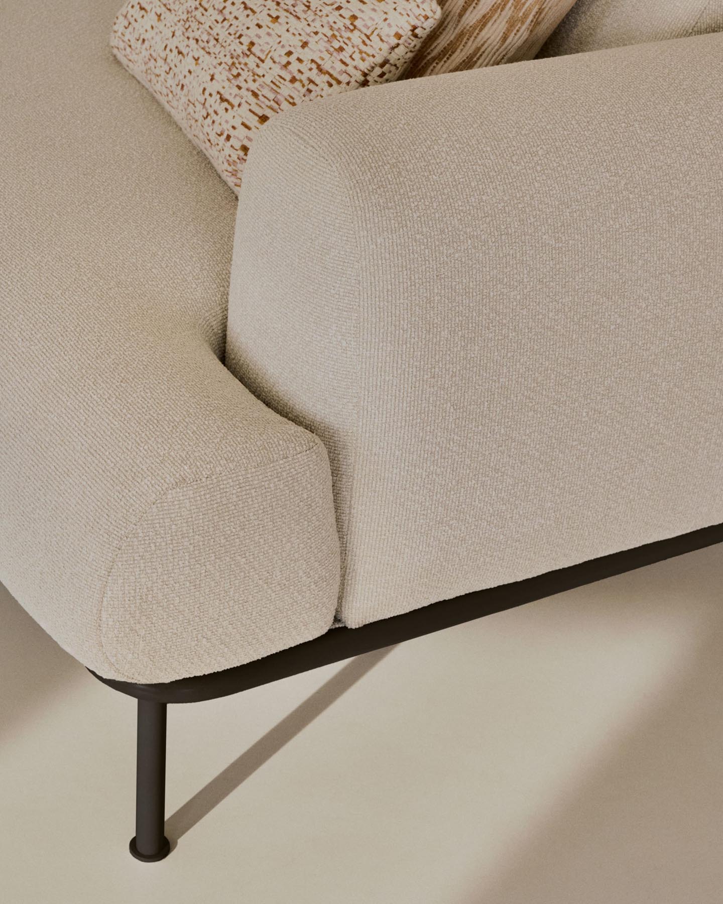 Erleben Sie das elegante 2-Sitzer-Sofa Aurum von Kave Home, gefertigt aus weicher ecrufarbener Chenille mit anpassbarem Kopfteil und stabilen mattgrauen Beinen.