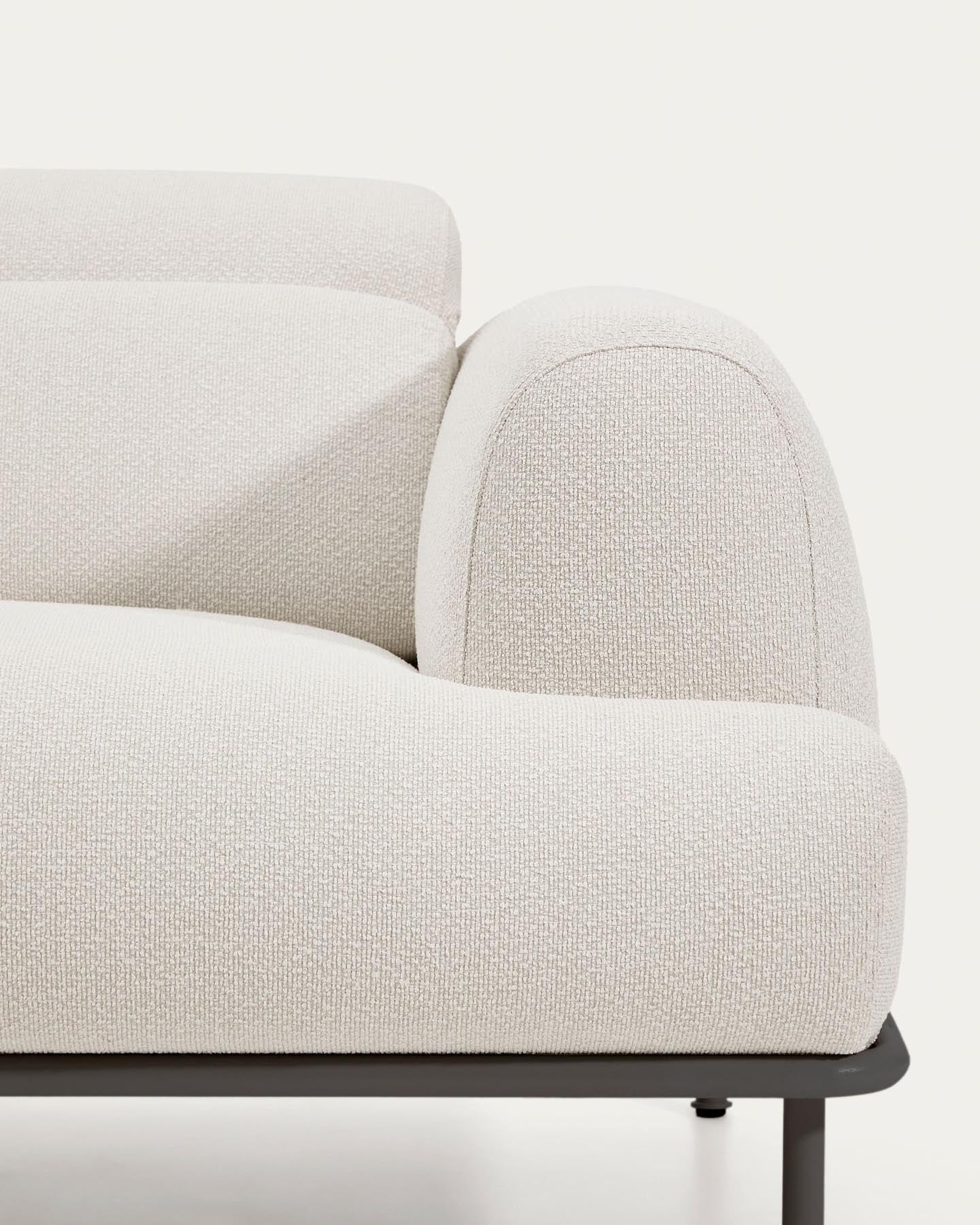 Entdecken Sie das stilvolle 2-Sitzer-Sofa Aurum von Kave Home, aus edler ecrufarbener Chenille mit verstellbarem Kopfteil und modernen mattgrauen Füßen.