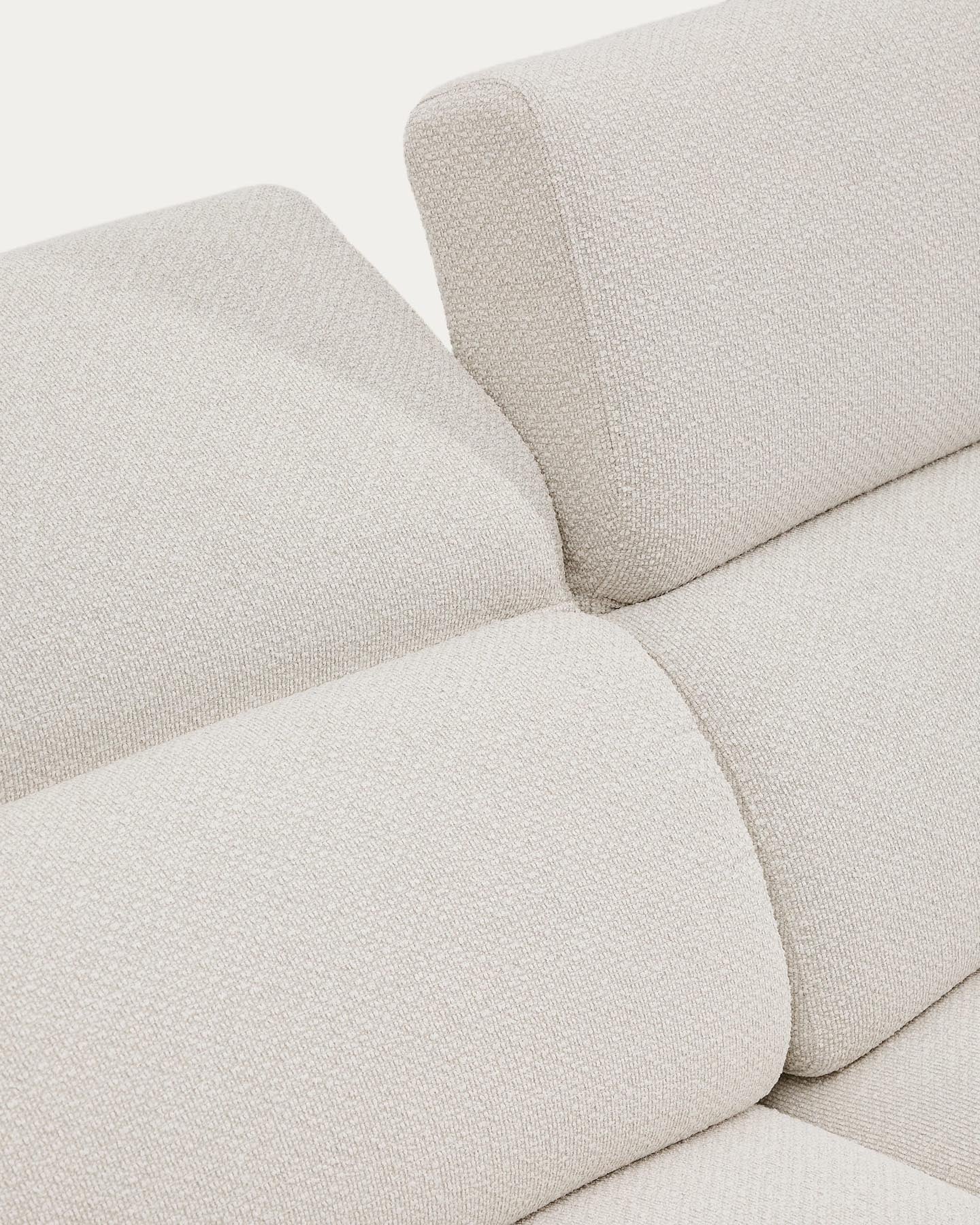 Erleben Sie das elegante 2-Sitzer-Sofa Aurum von Kave Home, gefertigt aus hochwertiger ecrufarbener Chenille mit anpassbarem Kopfteil und stabilen mattgrauen Beinen.