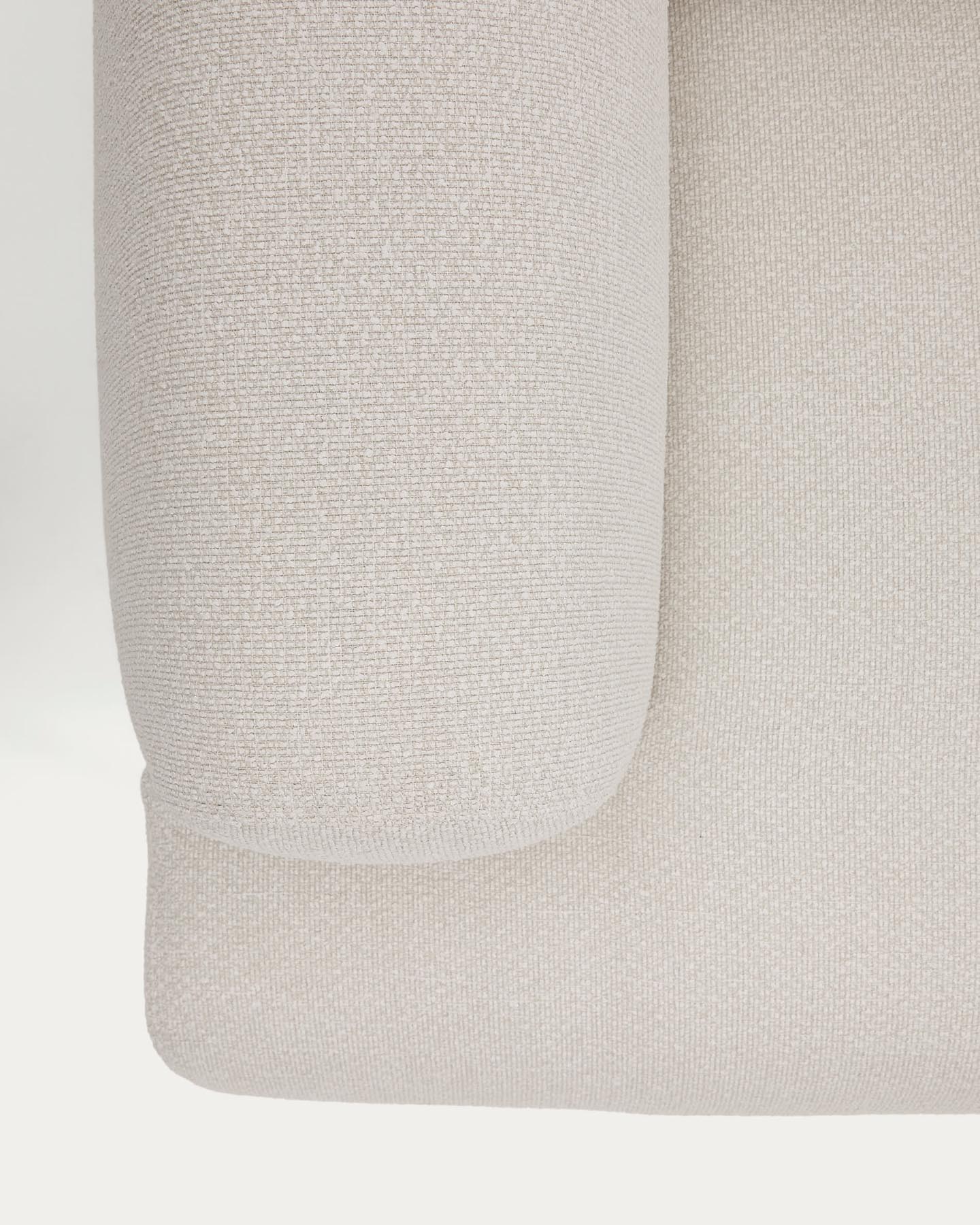 Entdecken Sie das stilvolle 2-Sitzer-Sofa Aurum von Kave Home, aus edler ecrufarbener Chenille mit verstellbarem Kopfteil und modernen mattgrauen Füßen.