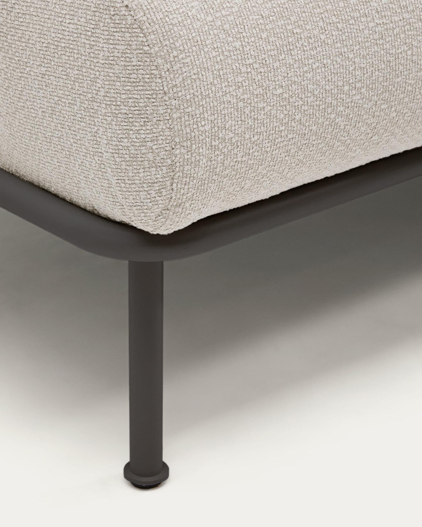 Erleben Sie das elegante 2-Sitzer-Sofa Aurum von Kave Home, gefertigt aus hochwertiger ecrufarbener Chenille mit anpassbarem Kopfteil und stabilen mattgrauen Beinen.