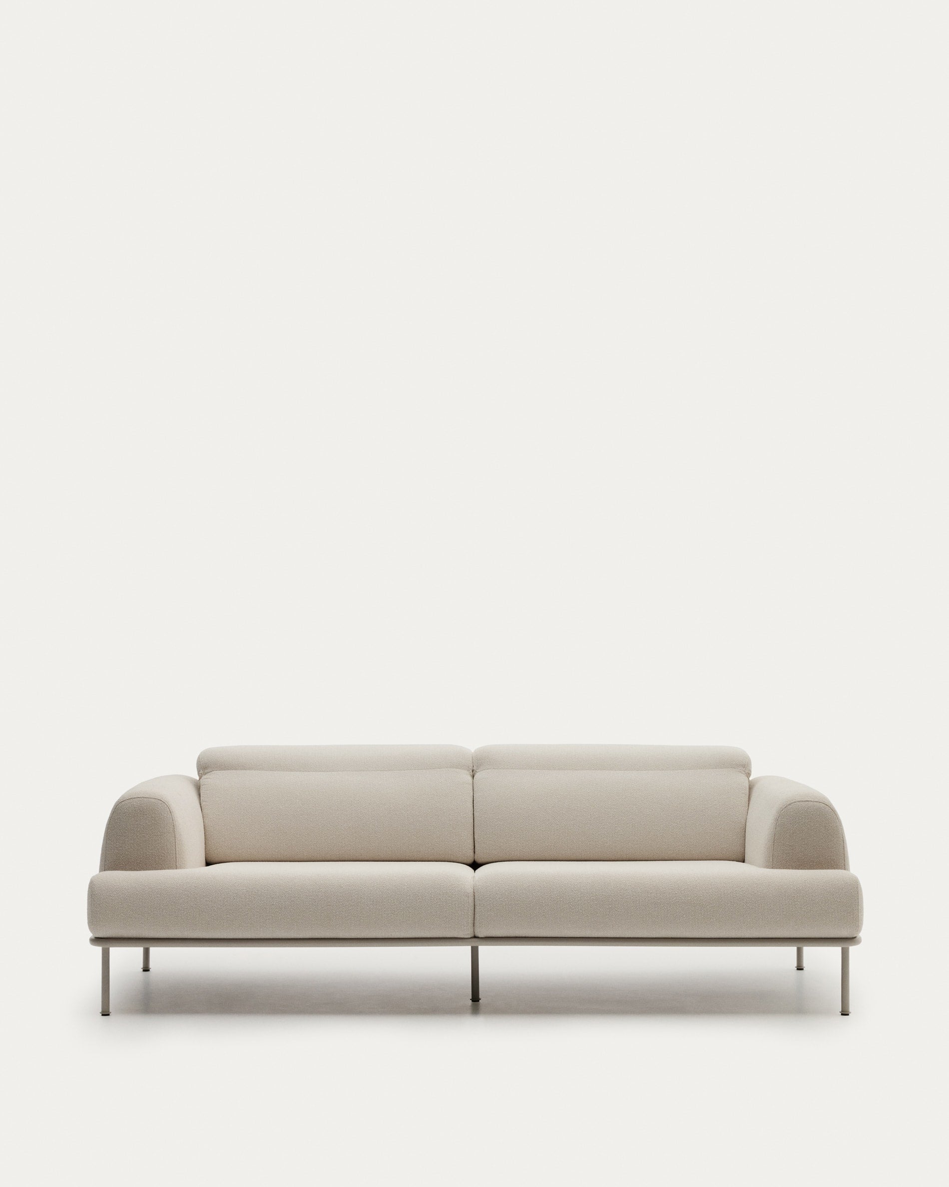 Elegantes 3-Sitzer-Sofa Aurum in Ecru mit verstellbarer Kopfstütze, Metallgestell und FSC-zertifiziertem Holz, 234 cm.