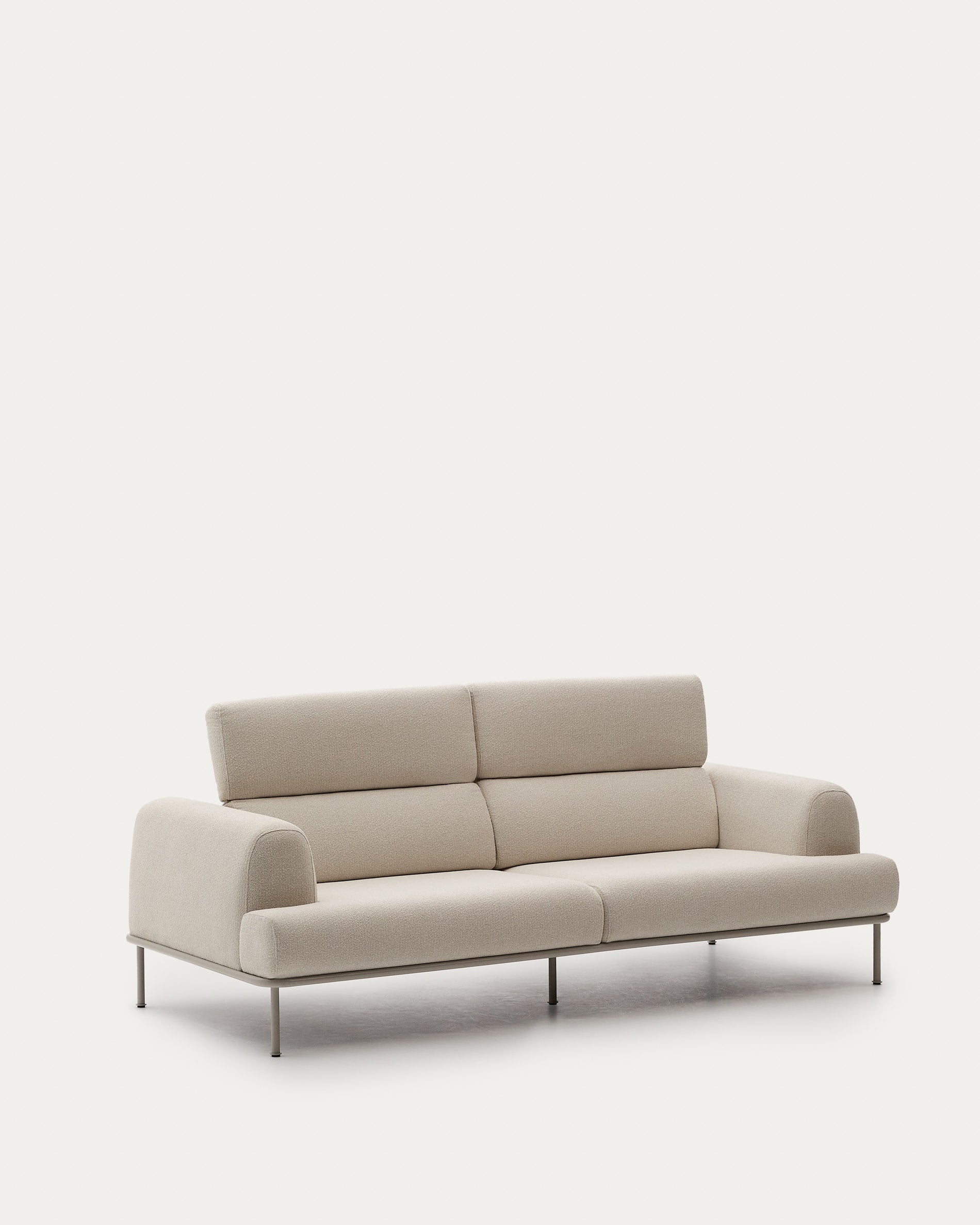 Stilvolles Sofa Aurum, 3-Sitzer, Ecru, 234 cm, verstellbare Kopfstütze, beiges Metallgestell, FSC-zertifiziert, modern.