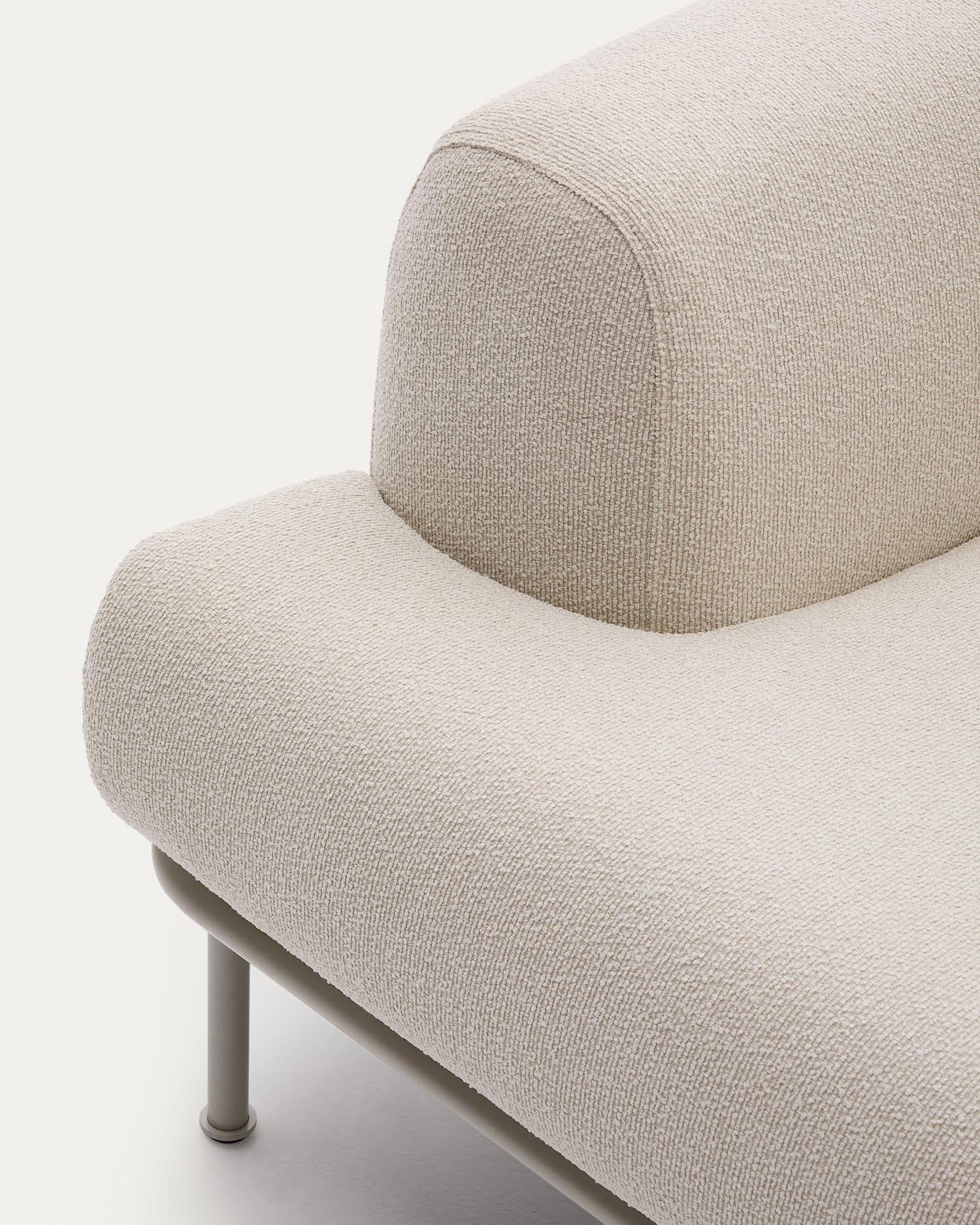 Stilvolles 3-Sitzer-Sofa Aurum in edlem Ecru, ausgestattet mit verstellbarem Kopfteil und robuster Metallbasis. Perfekt für Ihr modernes Zuhause.