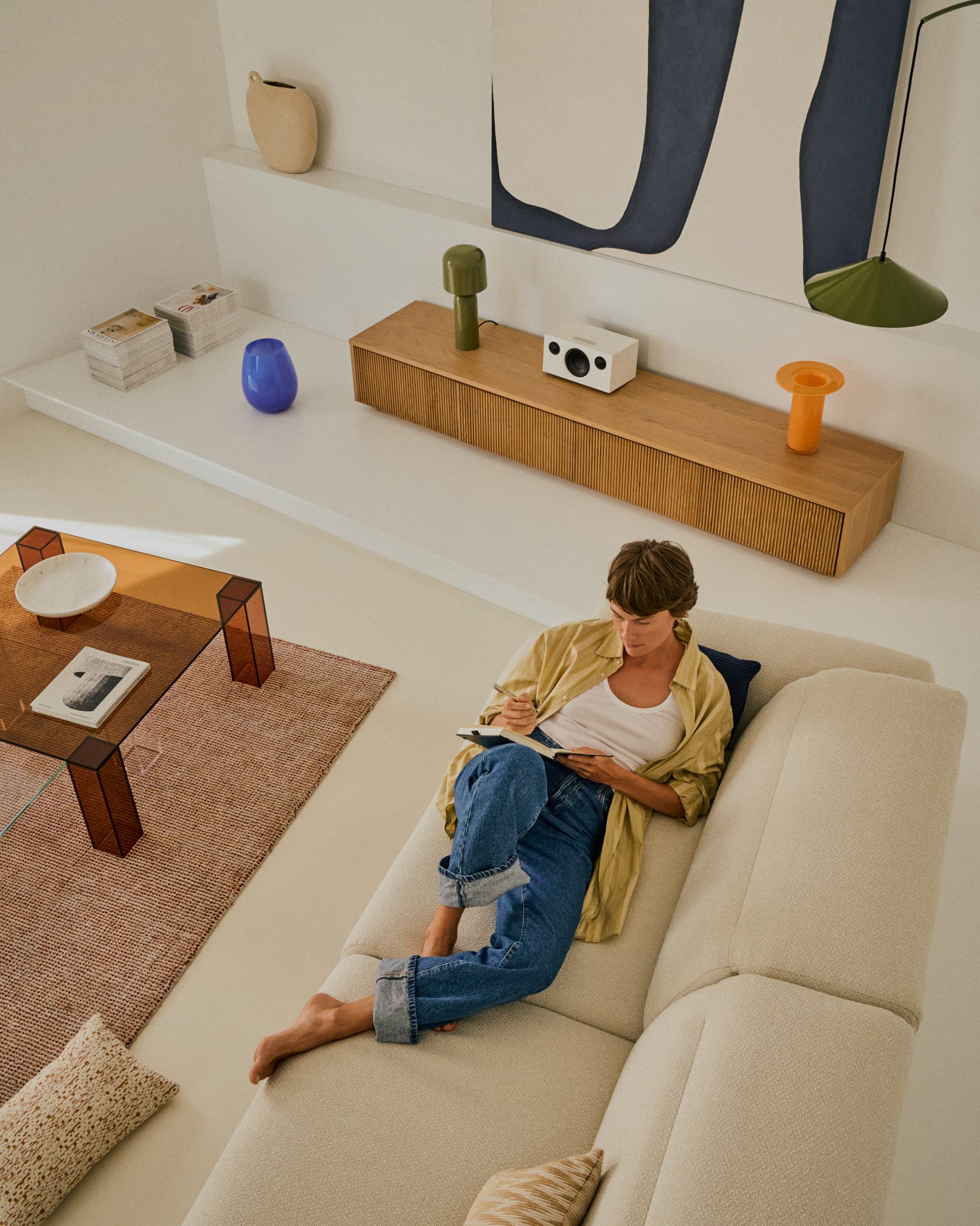 Elegantes 3-Sitzer-Sofa Aurum in Ecru, 234 cm, mit verstellbarer Kopfstütze, beigem Metallgestell und FSC-zertifiziertem Holz.