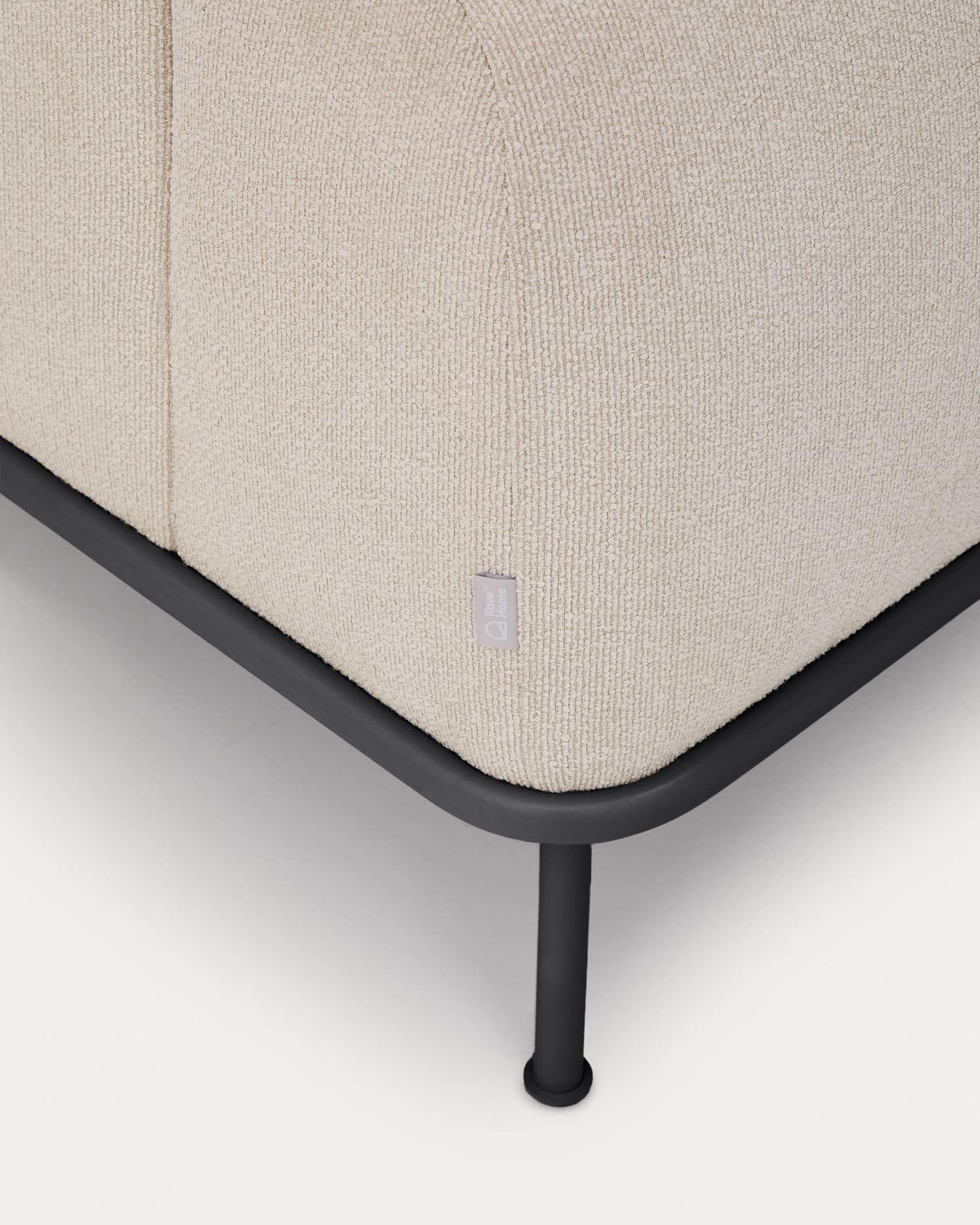 Stilvolles 3-Sitzer-Sofa Aurum in Ecru mit anpassbarem Kopfteil, robuster mattgrauer Metallkonstruktion und pflegeleichtem Chenille-Stoff.