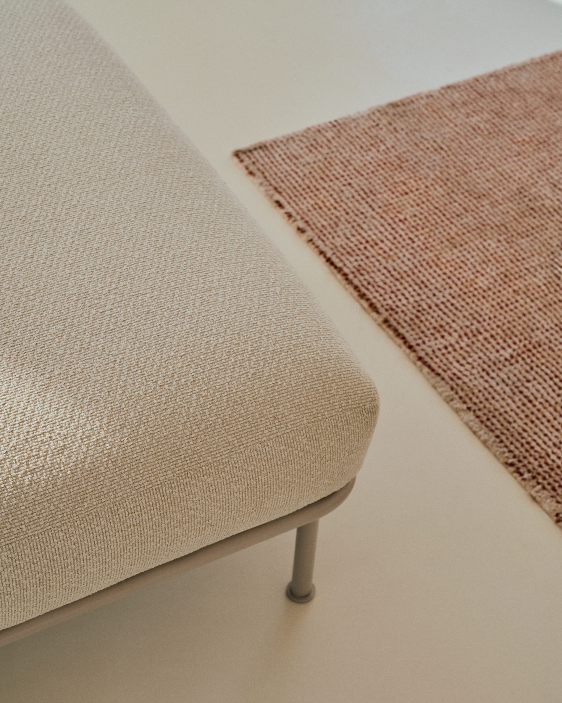 Stilvolle Fussablage Aurum in Ecru, 85 x 85 cm, mit pflegeleichtem Chenille-Bezug und stabiler Metallbasis. Ideal für moderne Wohnkonzepte.