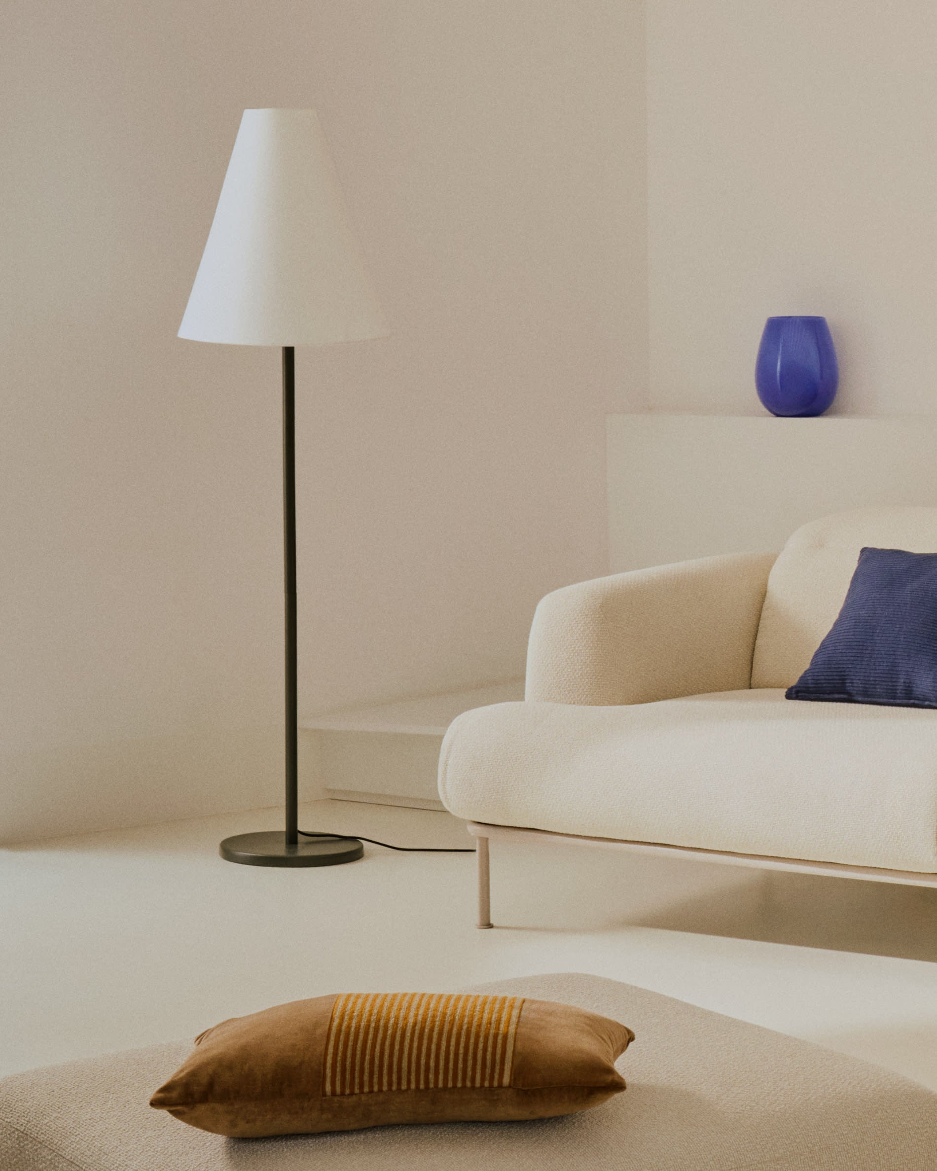 Elegante Fussablage Aurum in Ecru, 85 x 85 cm, mit weichem Chenille-Bezug und robuster Metallbasis. Perfekt für stilvolle Wohnräume.