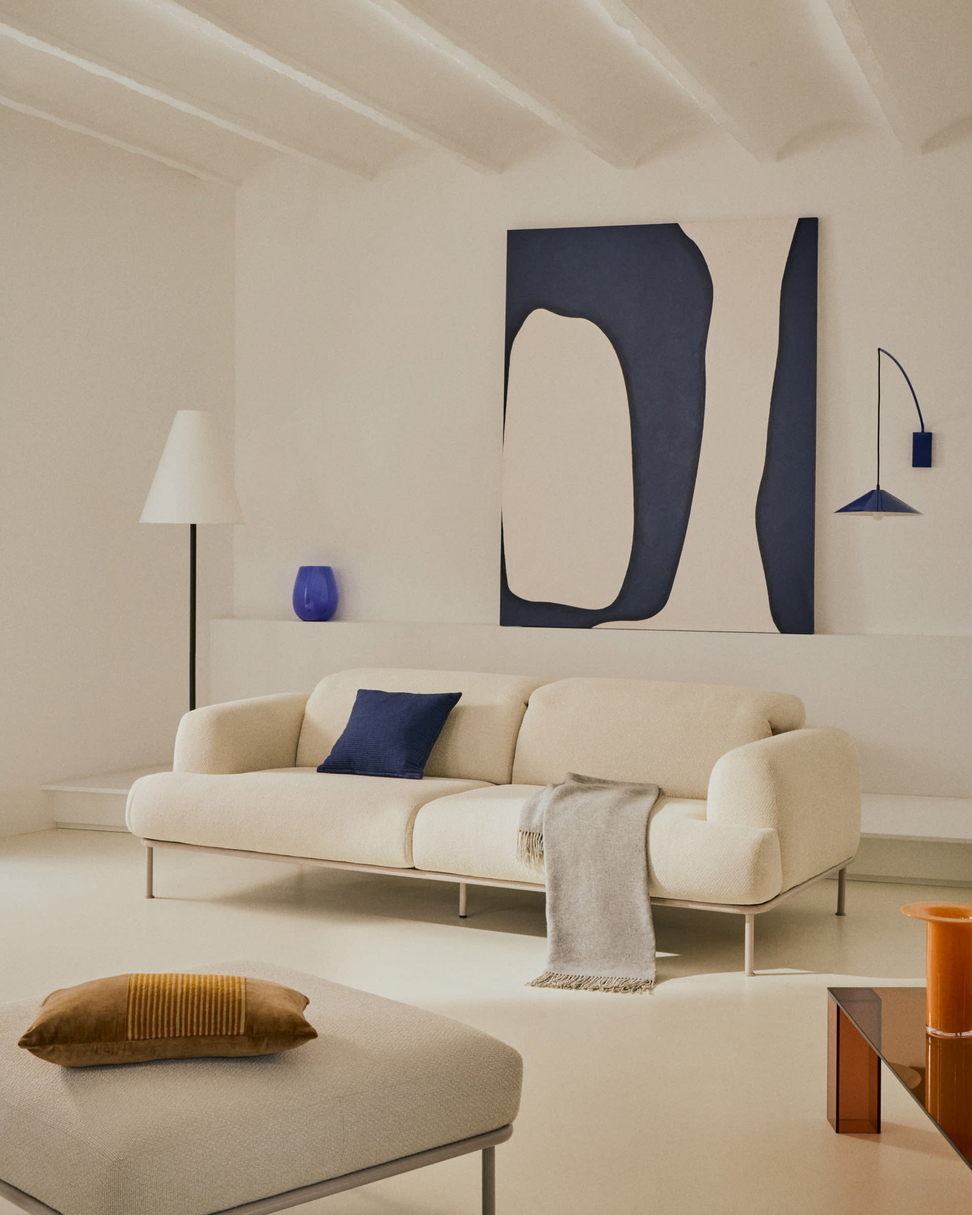 Elegante Fussstütze Aurum in Ecru, 85x85 cm, mit beigem Metallgestell, FSC-zertifiziert, modern und umweltfreundlich.