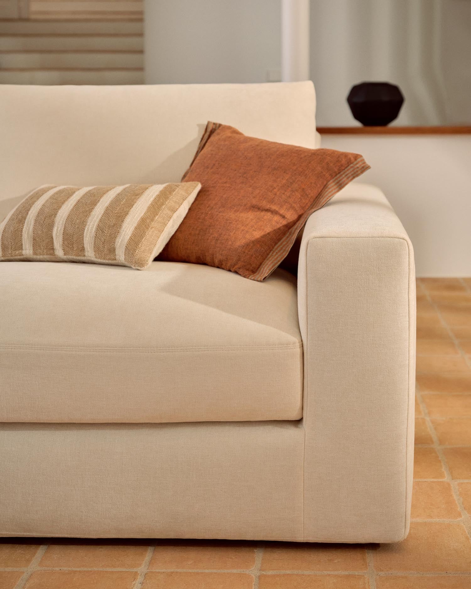 Erleben Sie das modulare Sofa Alea für 3 Personen in elegantem Ecru. Komfortabel, pflegeleicht und perfekt für jeden Wohnraum – ein Must-Have!
