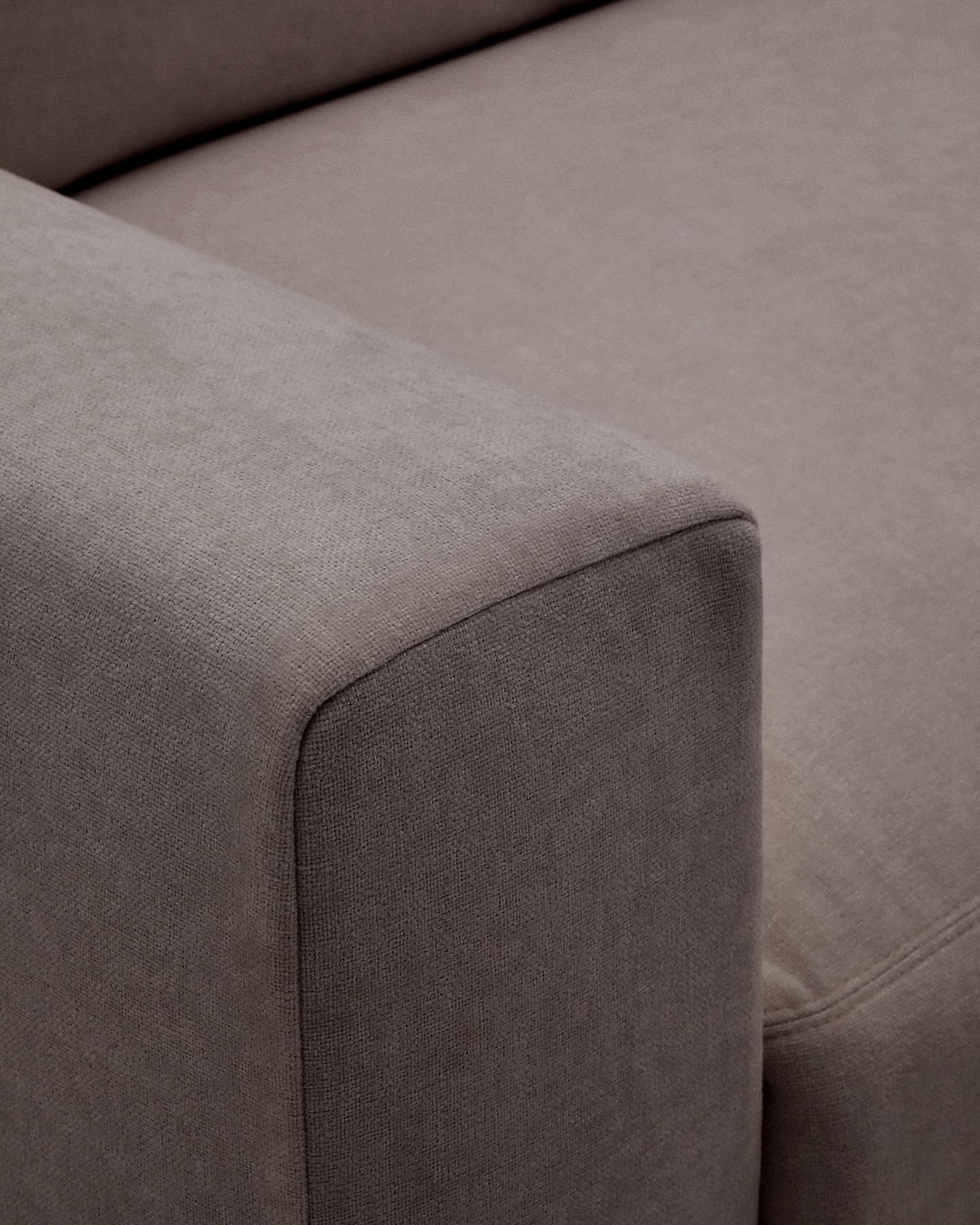 Modulares Sofa Alea für 3 Personen mit abnehmbarem Bezug aus Chenille mit Chaiselongue rechts in Dunkelbraun, 220 cm in Dunkelbraun präsentiert im Onlineshop von KAQTU Design AG. 3er Sofa ist von Kave Home