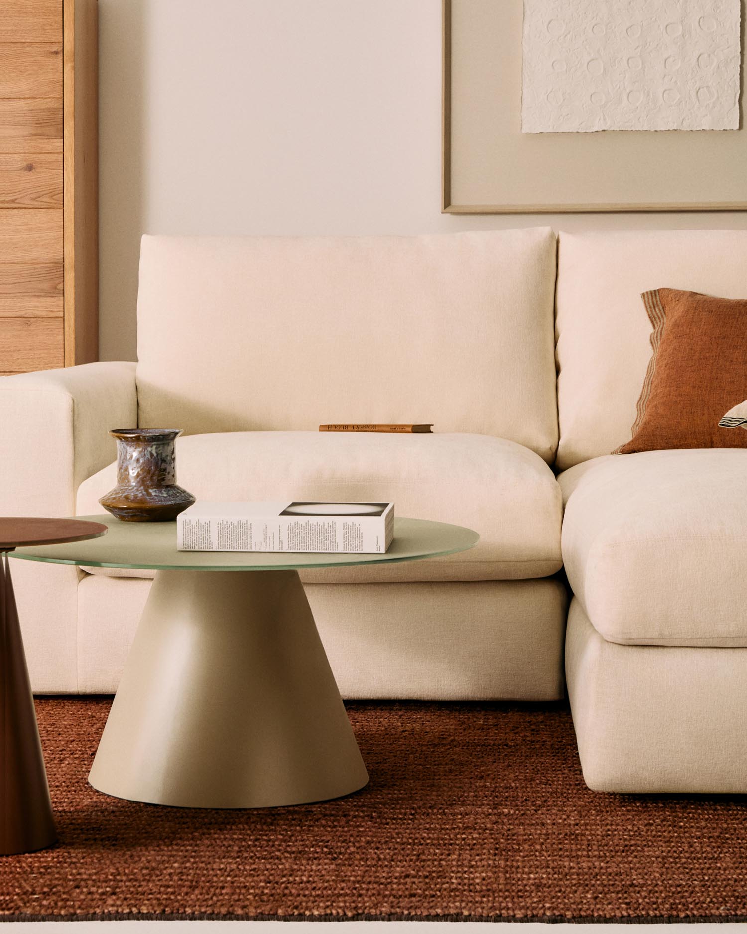 Erleben Sie das modulare Sofa Alea für 3 Personen mit Chaiselongue rechts in Ecru. Komfortabel, langlebig und ideal für jeden Wohnstil.