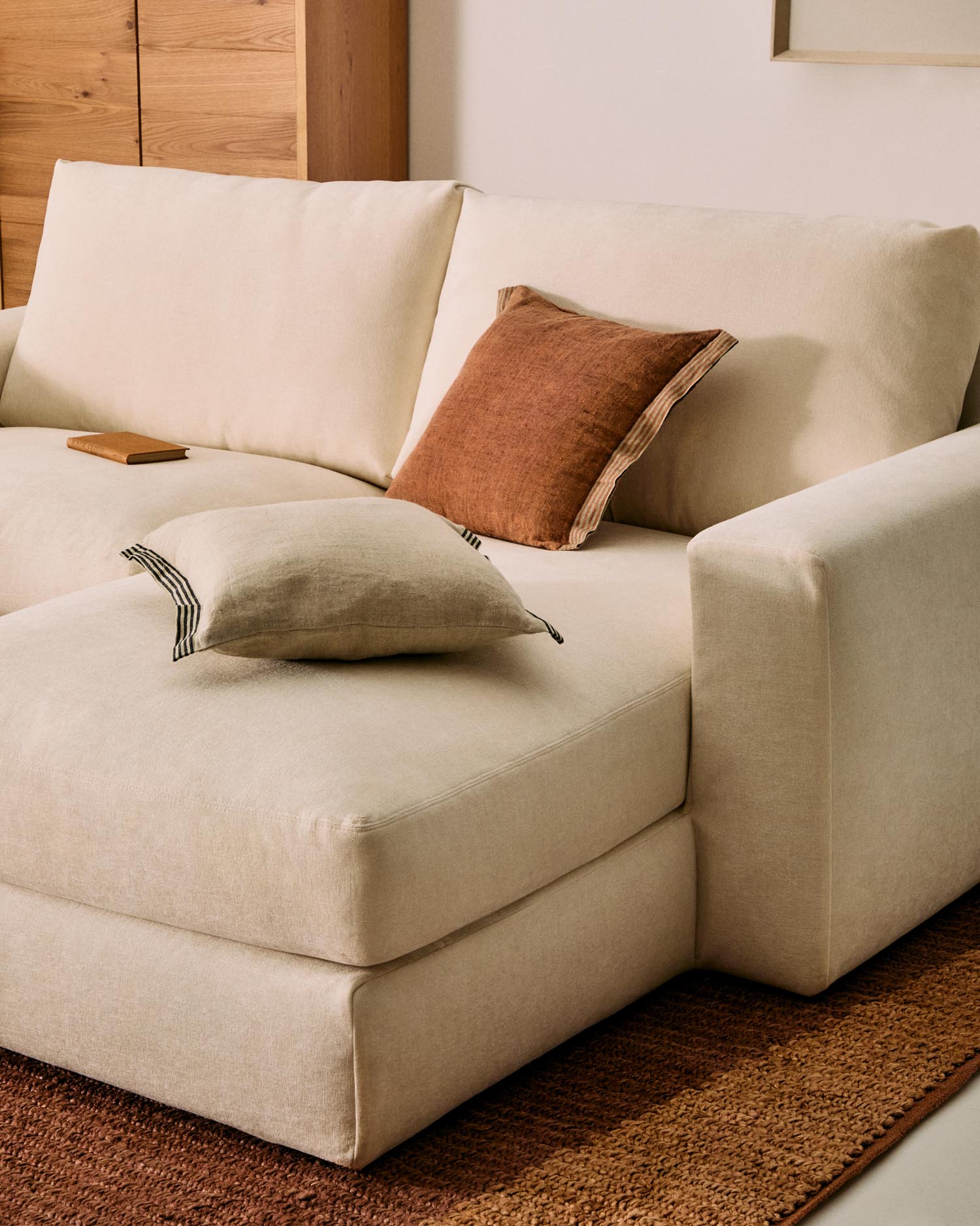Entdecken Sie das modulare Sofa Alea für 3 Personen mit Chaiselongue rechts in Ecru. Stilvolles Design, pflegeleichter Bezug und optimaler Komfort für Ihr Zuhause.