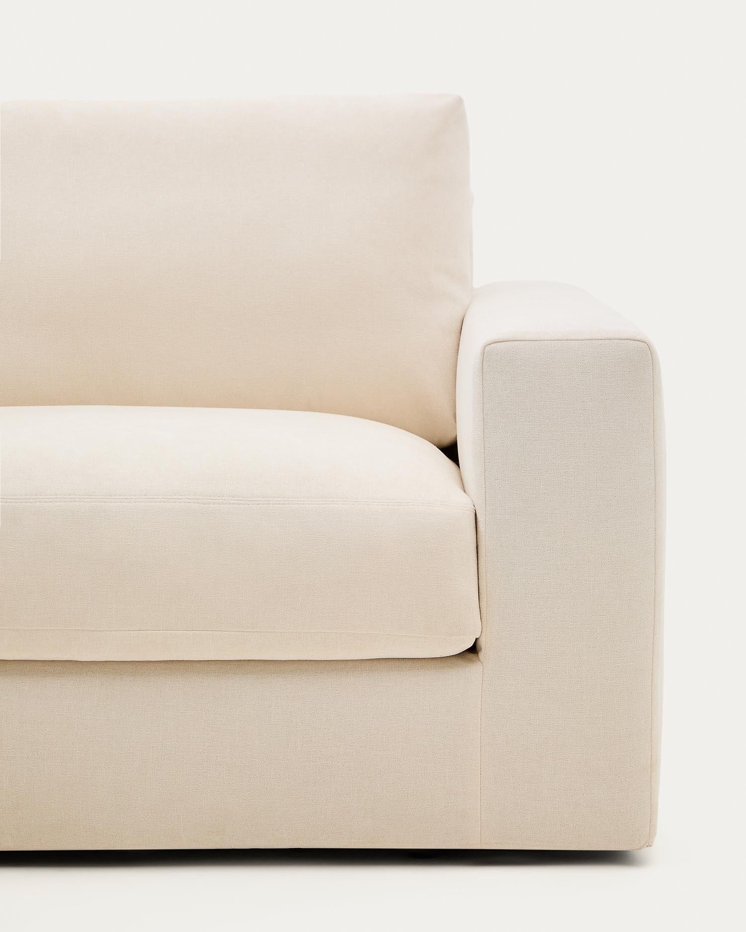 Erleben Sie das modulare Sofa Alea für 3 Personen mit linksseitiger Chaiselongue. Der elegante Chenillebezug ist abnehmbar und pflegeleicht, ideal für modernes Wohnen.