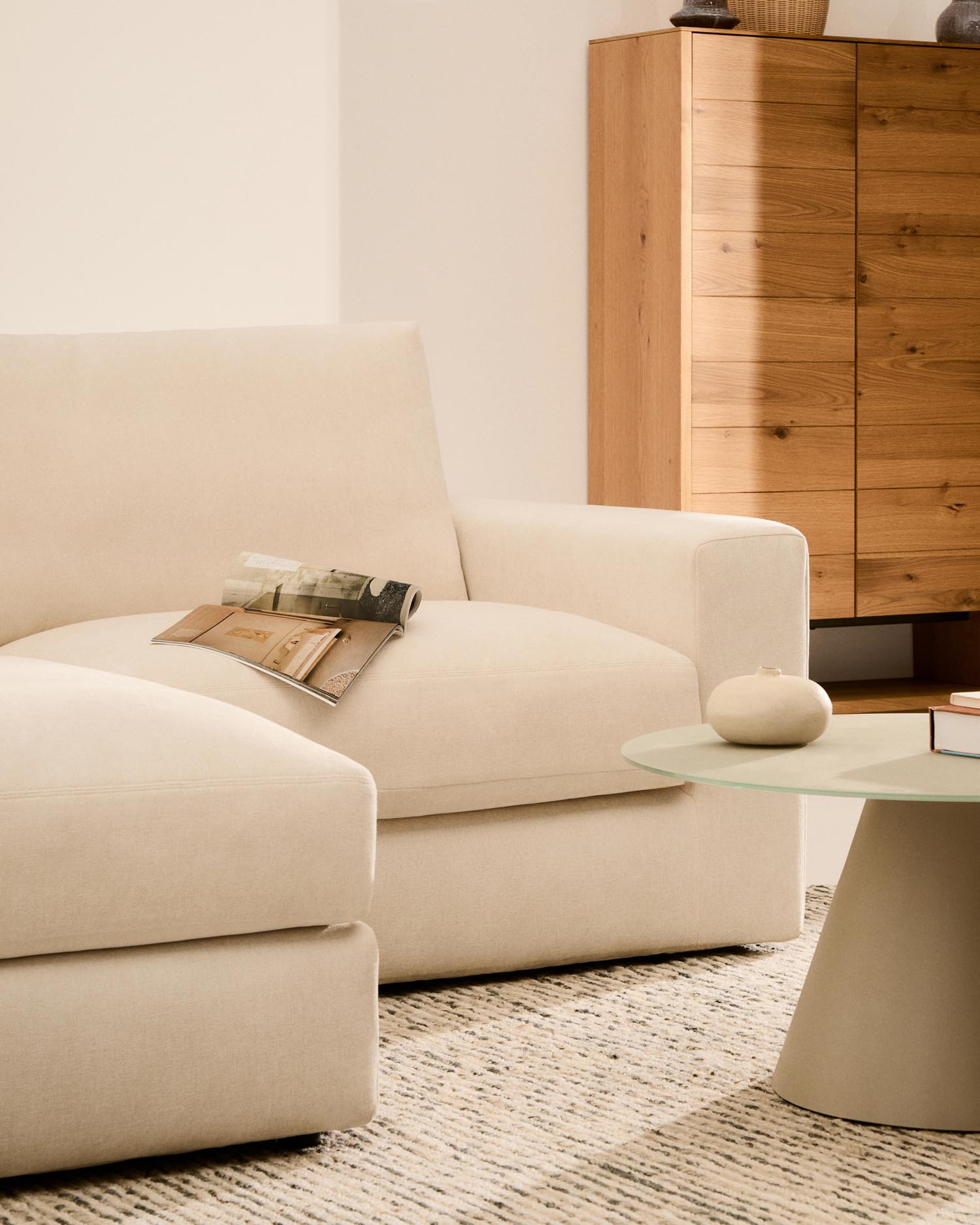 Erleben Sie das modulare Sofa Alea für 3 Personen mit linksseitiger Chaiselongue. Stilvolles Design, langlebiger Chenillebezug, ideal für jedes Zuhause.