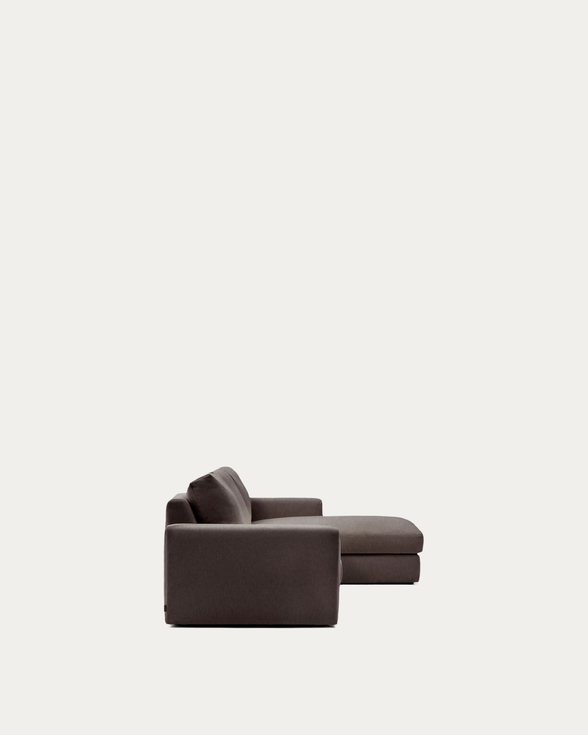 Modulares Sofa Alea für 4 Personen mit abnehmbarem Bezug aus Chenille mit Chaiselongue rechts in Dunkelbraun, 310 cm in Dunkelbraun präsentiert im Onlineshop von KAQTU Design AG. 3er Sofa ist von Kave Home