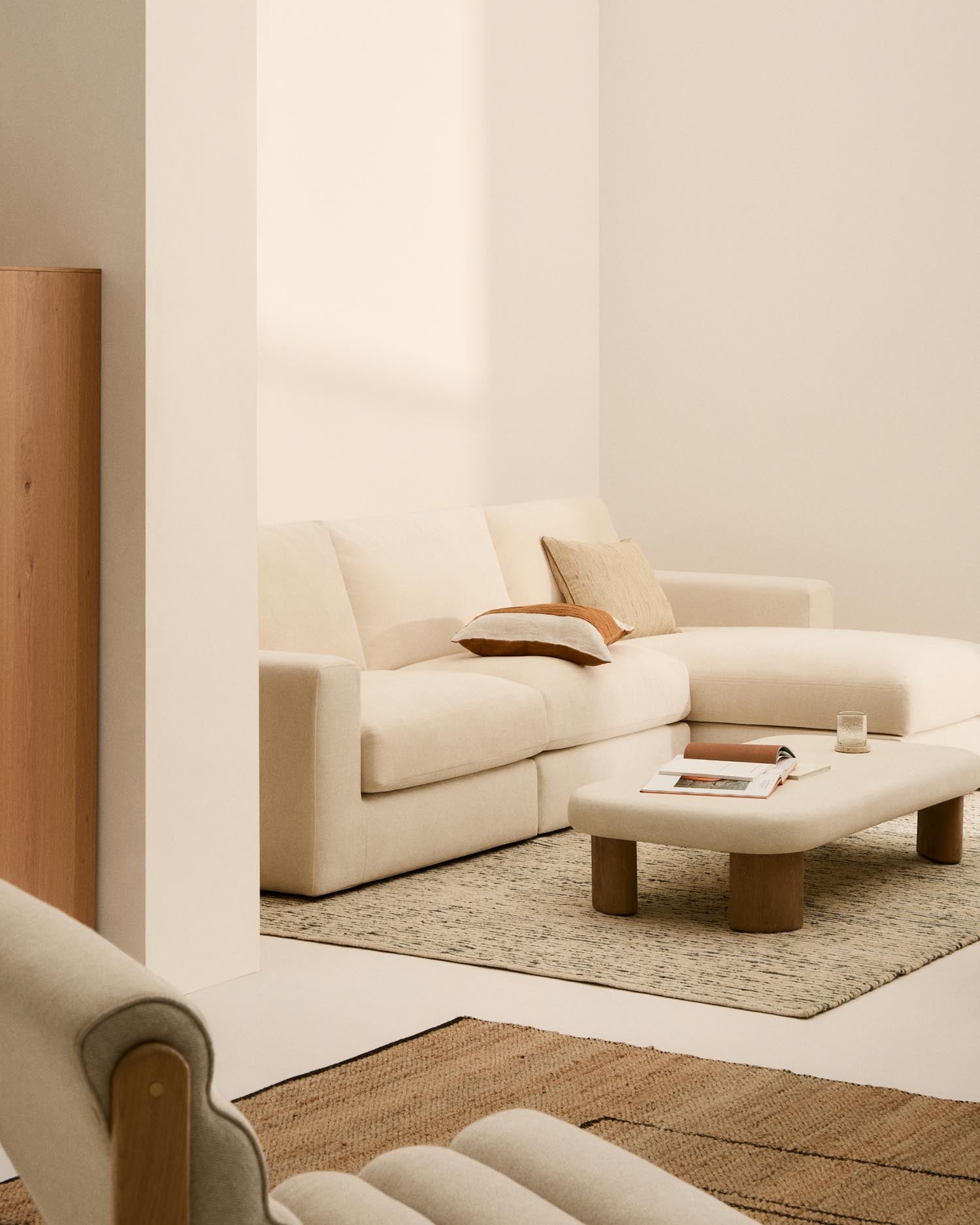 Entdecken Sie das modulare Sofa Alea für 4 Personen in elegantem Ecru. Mit abnehmbarem Chenillebezug und flexibler Chaiselongue für höchsten Komfort.