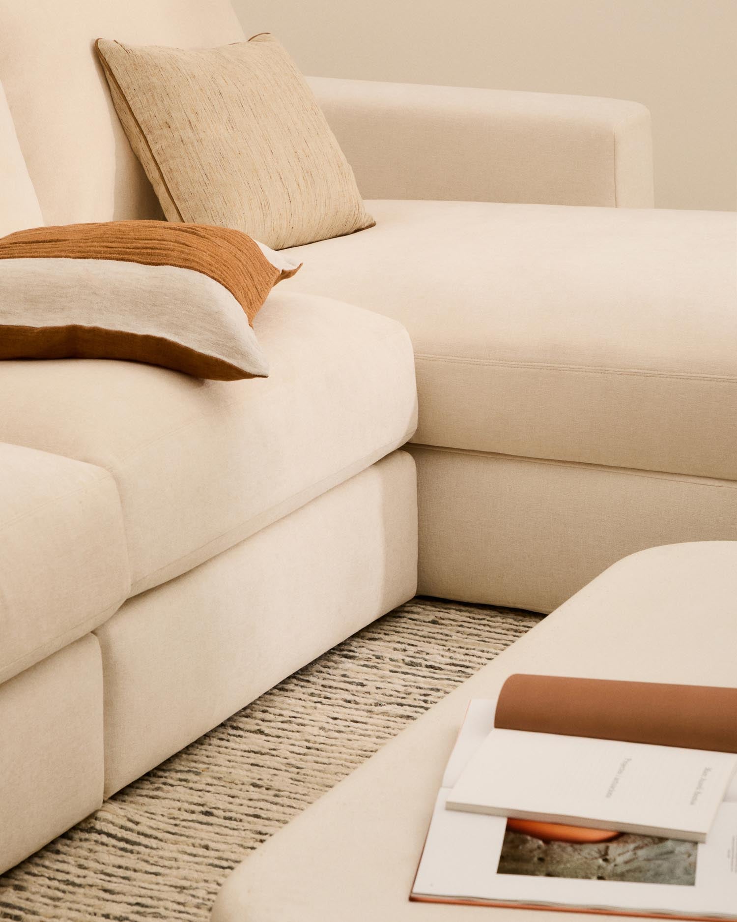 Erleben Sie das modulare Sofa Alea für 4 Personen. Stilvolles Design, abnehmbarer Chenillebezug und anpassbare Chaiselongue für ultimativen Komfort.