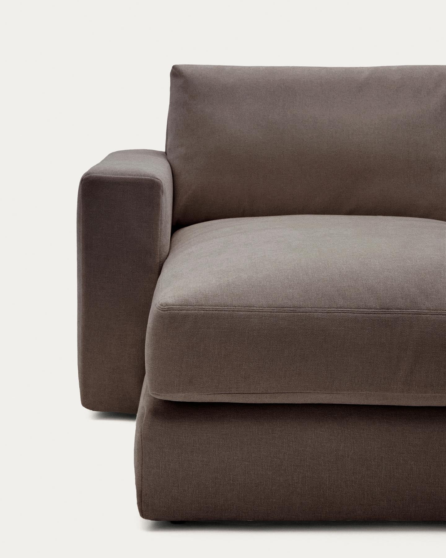 Modulares Sofa Alea für 4 Personen mit abnehmbarem Bezug aus Chenille mit Chaiselongue links in Dunkelbraun, 310 cm in Dunkelbraun präsentiert im Onlineshop von KAQTU Design AG. 3er Sofa ist von Kave Home
