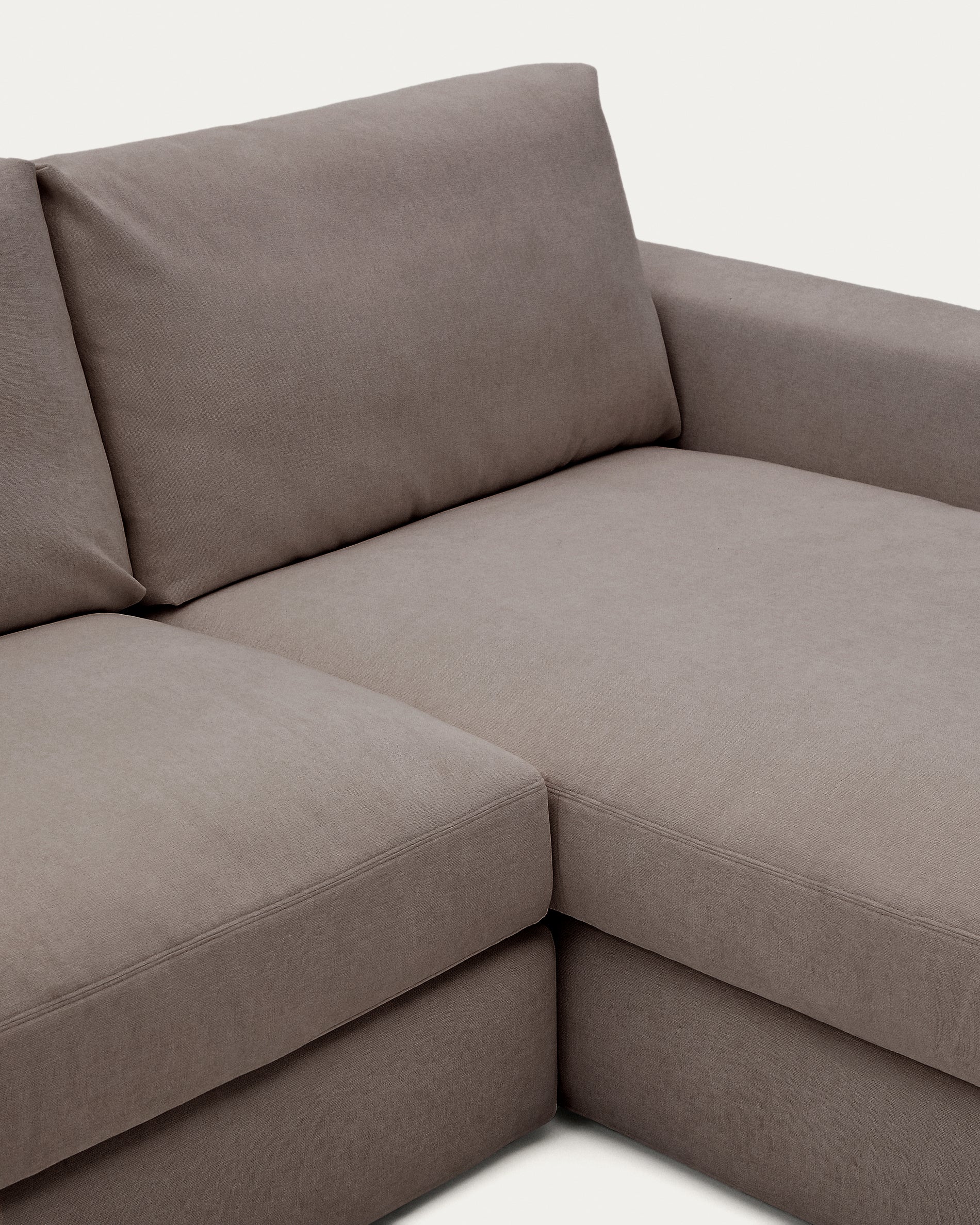 Modulares Sofa Alea für 5 Personen mit abnehmbarem Bezug aus dunkelbrauner Chenille und Chaiselongue rechts, 340 cm in Dunkelbraun präsentiert im Onlineshop von KAQTU Design AG. 5er Sofa ist von Kave Home