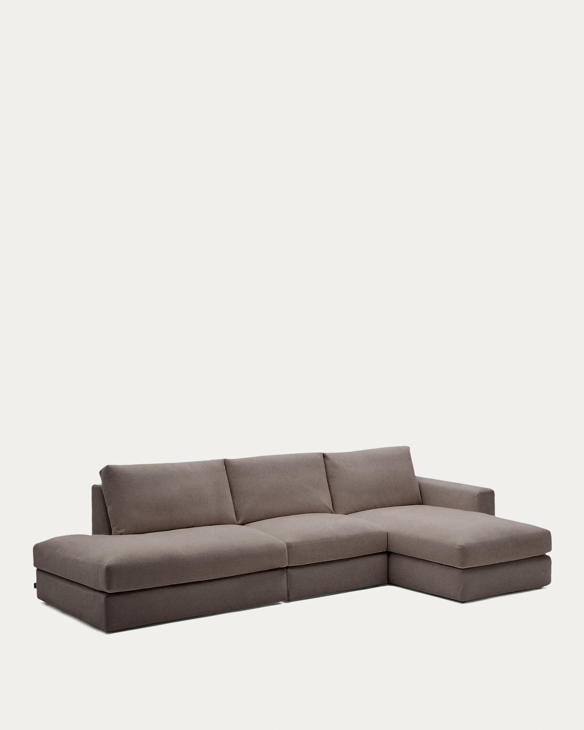 Modulares Sofa Alea für 5 Personen mit abnehmbarem Bezug aus dunkelbrauner Chenille und Chaiselongue rechts, 340 cm in Dunkelbraun präsentiert im Onlineshop von KAQTU Design AG. 5er Sofa ist von Kave Home