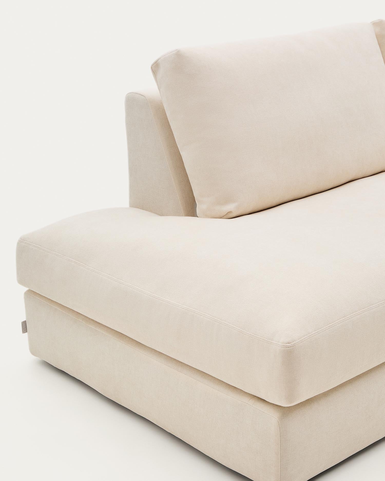 Erleben Sie das modulare Sofa Alea für 5 Personen mit Chaiselongue rechts. Der elegante Chenille-Bezug in Ecru ist abnehmbar und pflegeleicht.