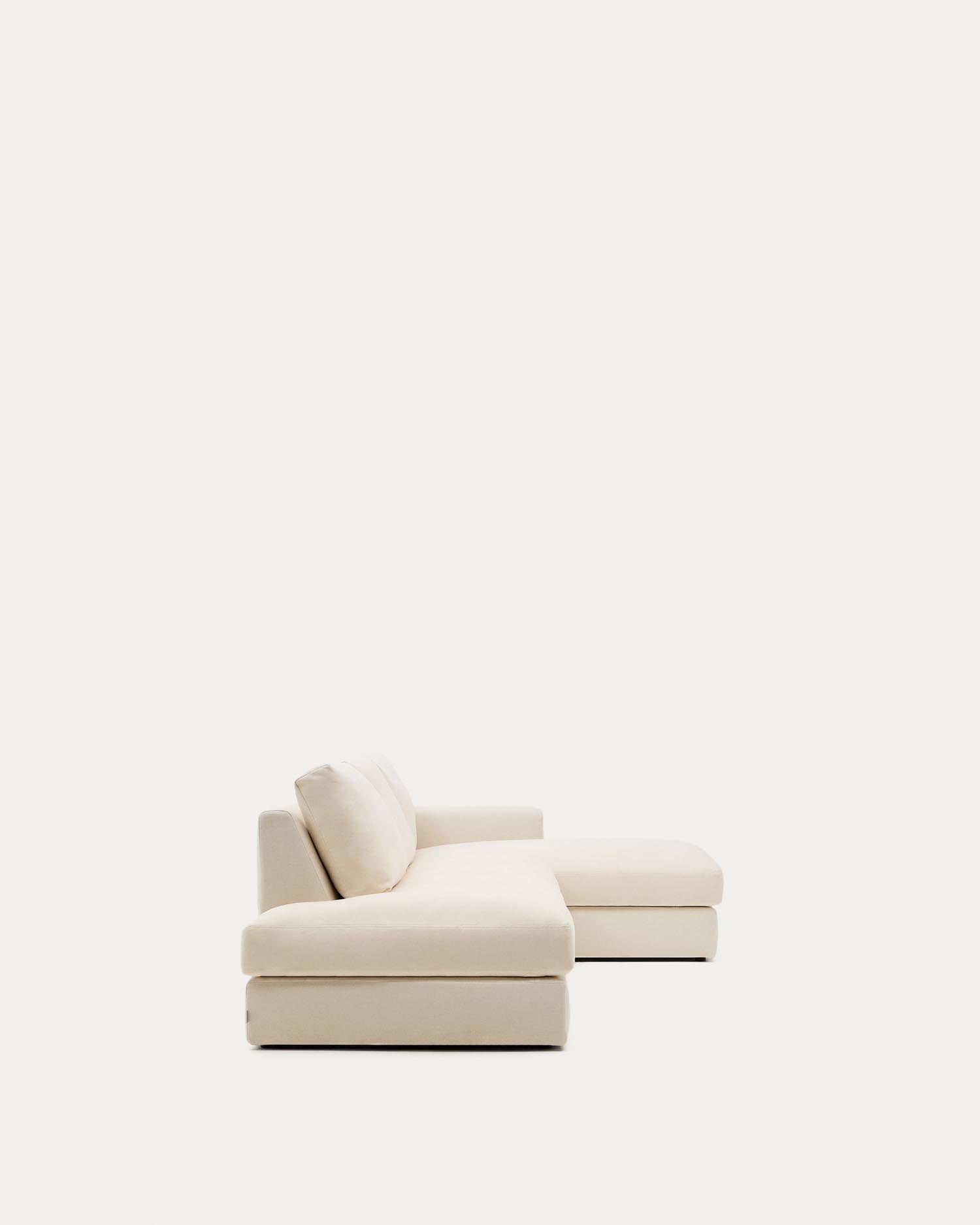 Entspannen Sie auf dem modularen Sofa Alea für 5 Personen mit Chaiselongue rechts. Der elegante Chenille-Bezug in Ecru ist abnehmbar und pflegeleicht.