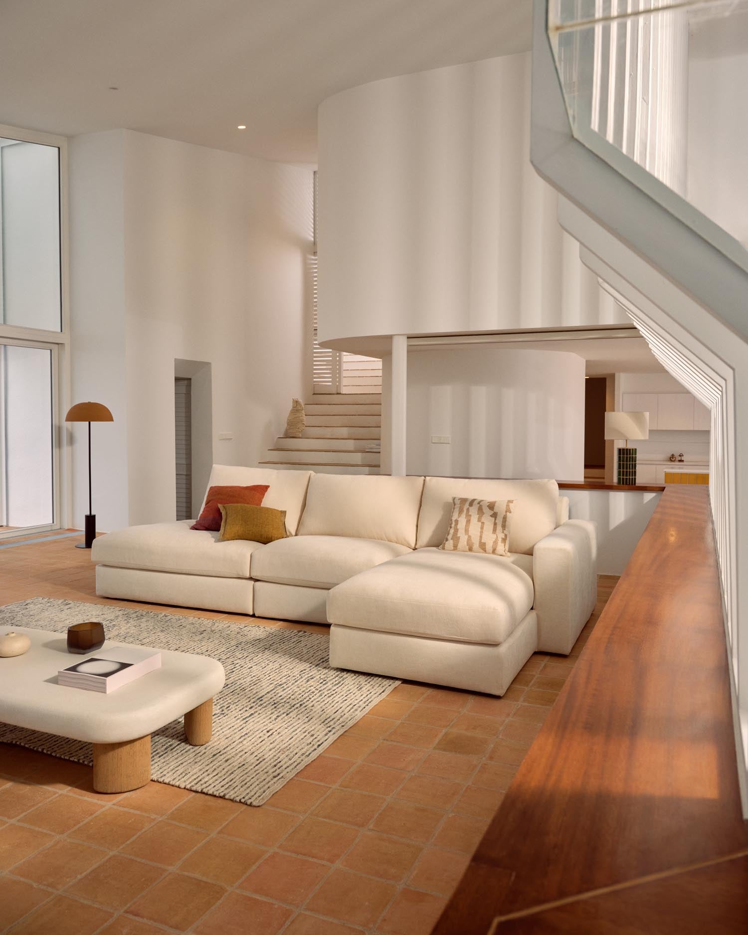 Entdecken Sie das elegante modulare Sofa Alea für 5 Personen mit Chaiselongue rechts. Hochwertiger Chenille-Bezug in Ecru, pflegeleicht und stilvoll.