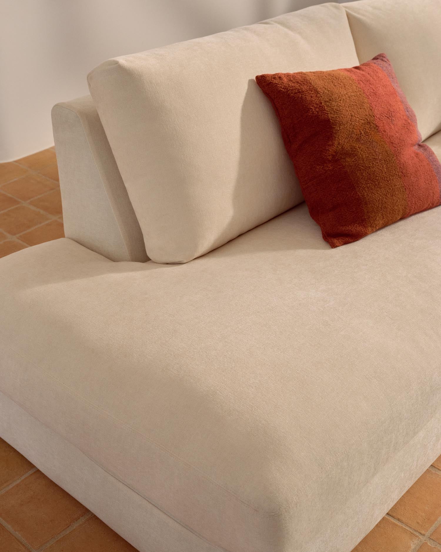 Genießen Sie das modulare Sofa Alea für 5 Personen mit Chaiselongue rechts. Der abnehmbare Chenille-Bezug in Ecru vereint Komfort und Eleganz.