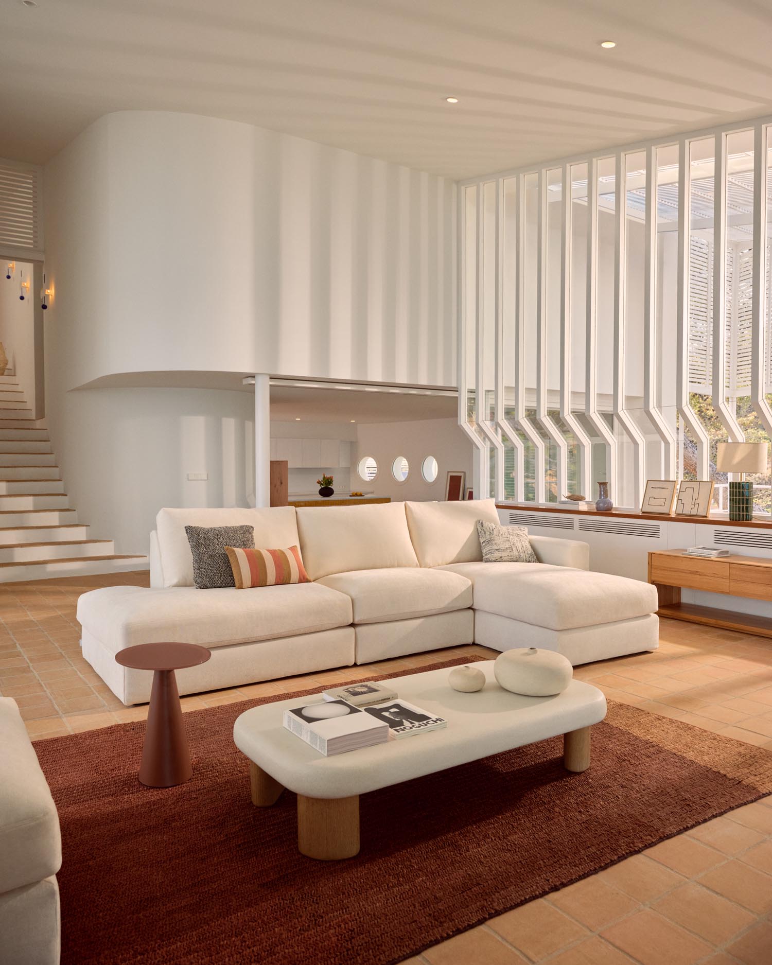 Erleben Sie das modulare Sofa Alea für 5 Personen mit Chaiselongue rechts. Der pflegeleichte Chenille-Bezug in Ecru bietet höchsten Komfort und Stil.