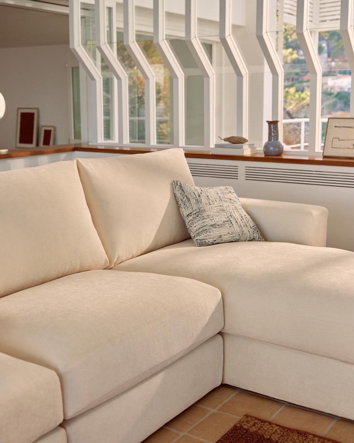 Entdecken Sie das modulare Sofa Alea für 5 Personen mit Chaiselongue rechts. Der abnehmbare Chenille-Bezug in Ecru vereint Eleganz und einfache Pflege.