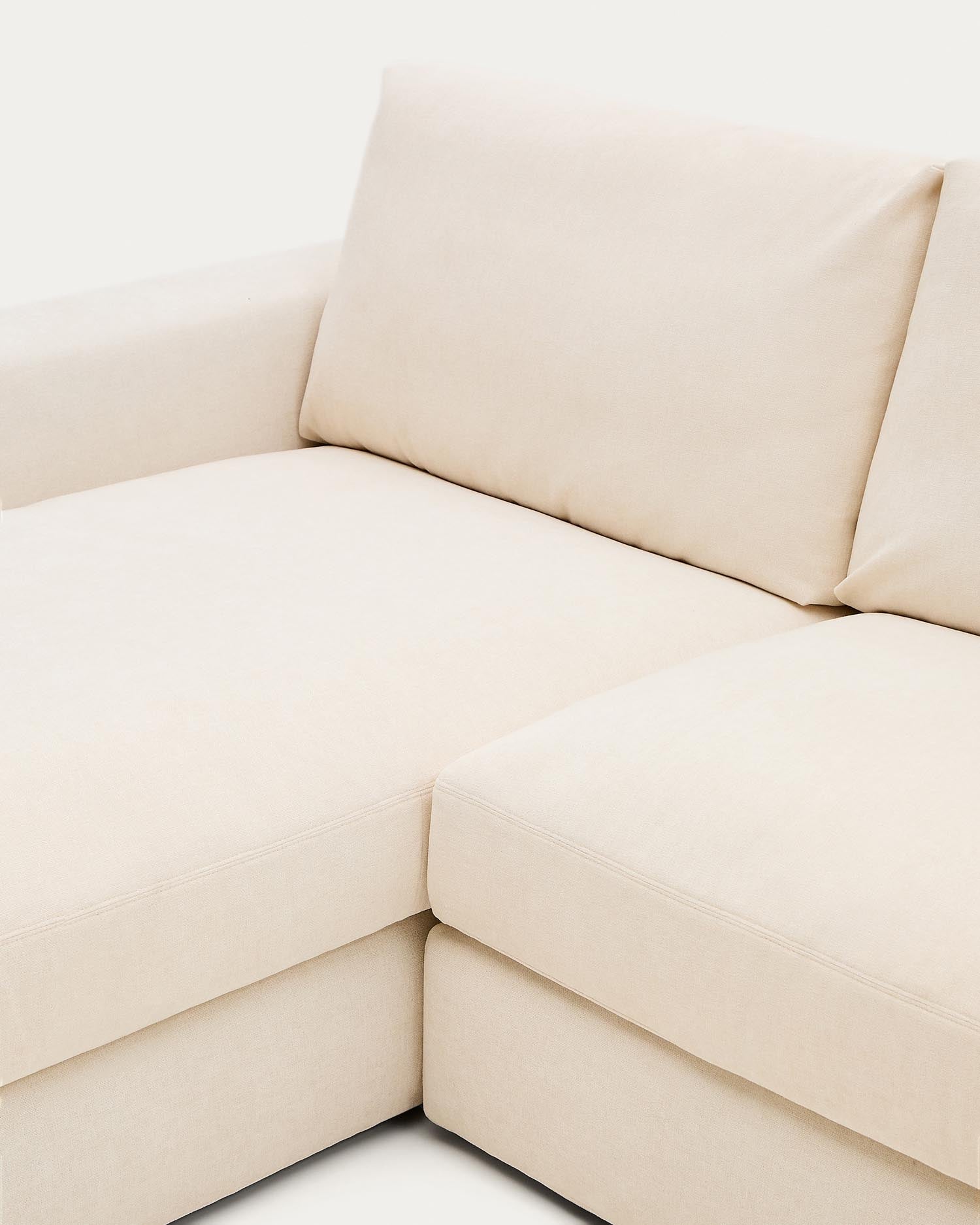Erleben Sie das modulare Sofa Alea von Kave Home: Geräumig für 5 Personen, mit pflegeleichtem Chenille-Bezug und eleganter Chaiselongue links.