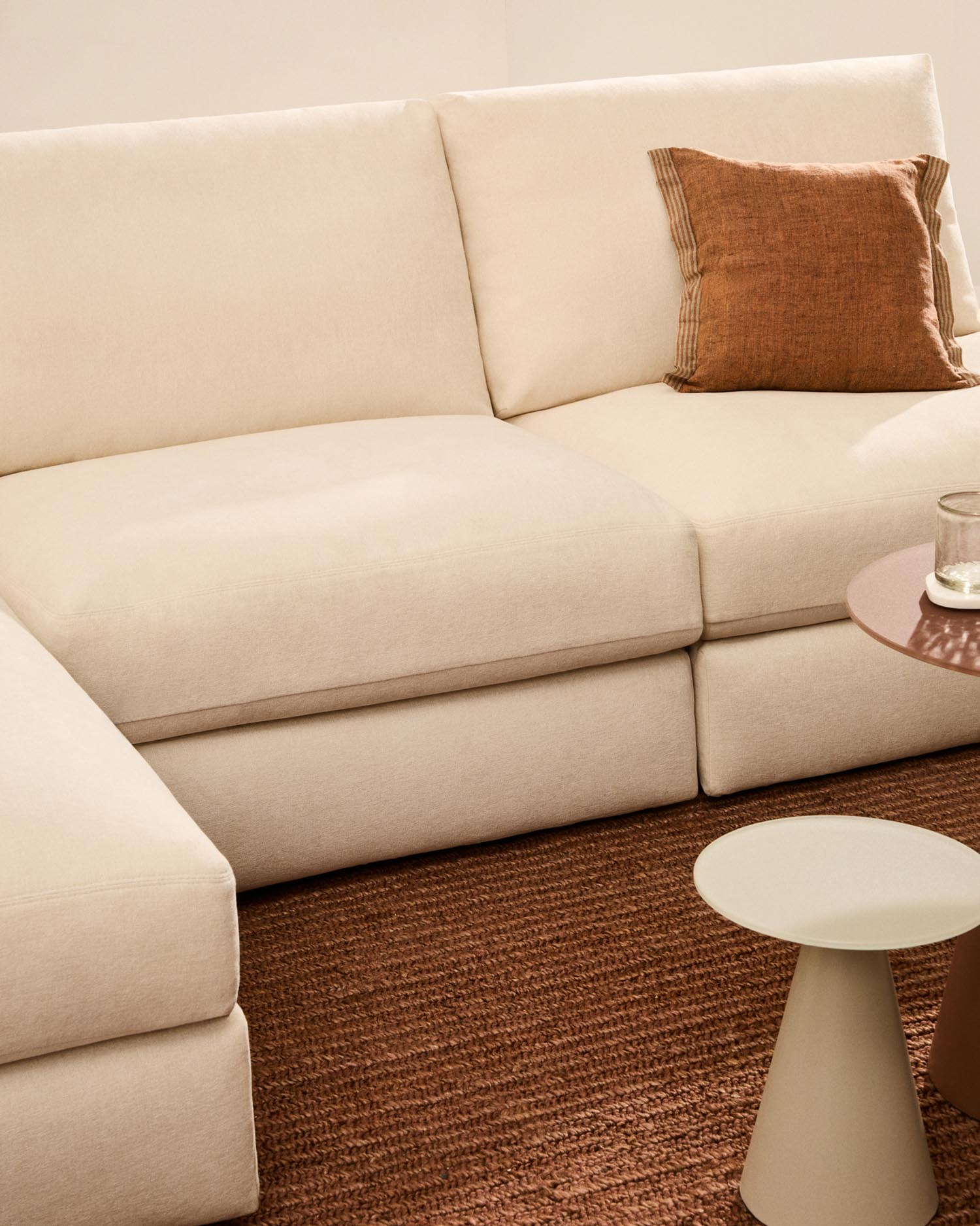 Erleben Sie das modulare Sofa Alea von Kave Home: Komfort für 5 Personen, pflegeleichter Chenille-Bezug, elegante Chaiselongue links.