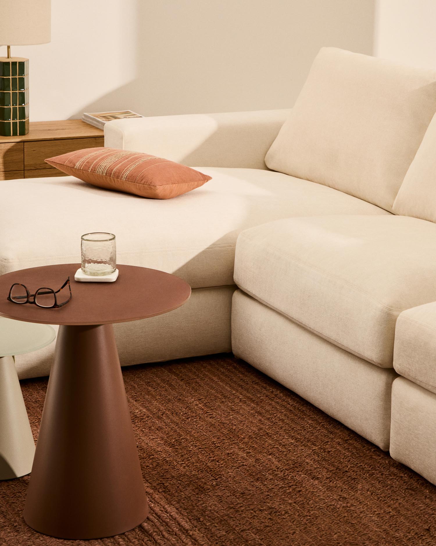 Entdecken Sie das modulare Sofa Alea von Kave Home: Platz für 5, abnehmbarer Chenille-Bezug, stilvolle Chaiselongue links für höchsten Komfort.