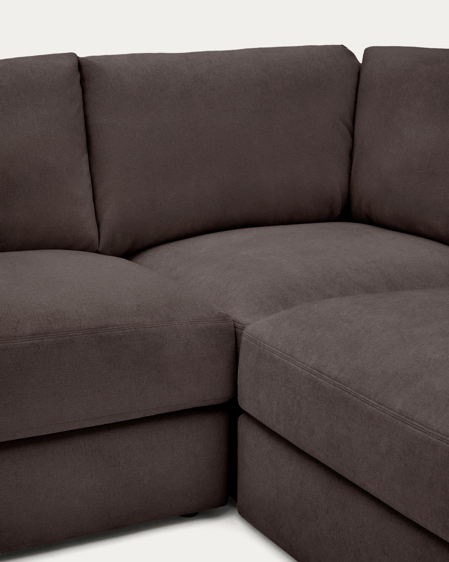 Modulares 5-Sitzer-Ecksofa Alea mit Bezug aus Chenille in Dunkelbraun, 310 x 310 cm in Dunkelbraun präsentiert im Onlineshop von KAQTU Design AG. 3er Sofa ist von Kave Home