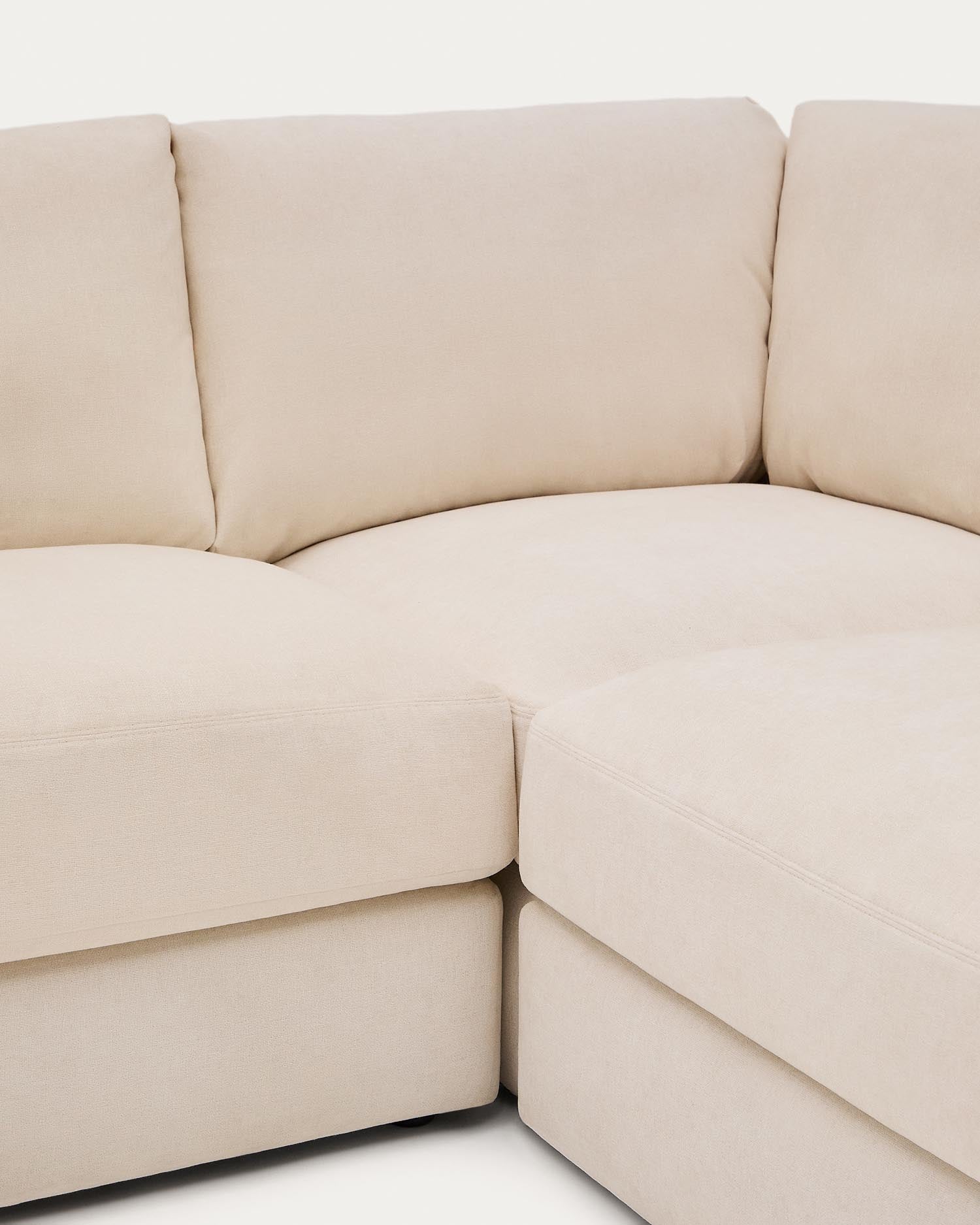 Erleben Sie das modulare 5-Sitzer-Ecksofa Alea in Ecru. Hochwertige Chenille, flexibles Design und nachhaltige Materialien für Ihr Zuhause.