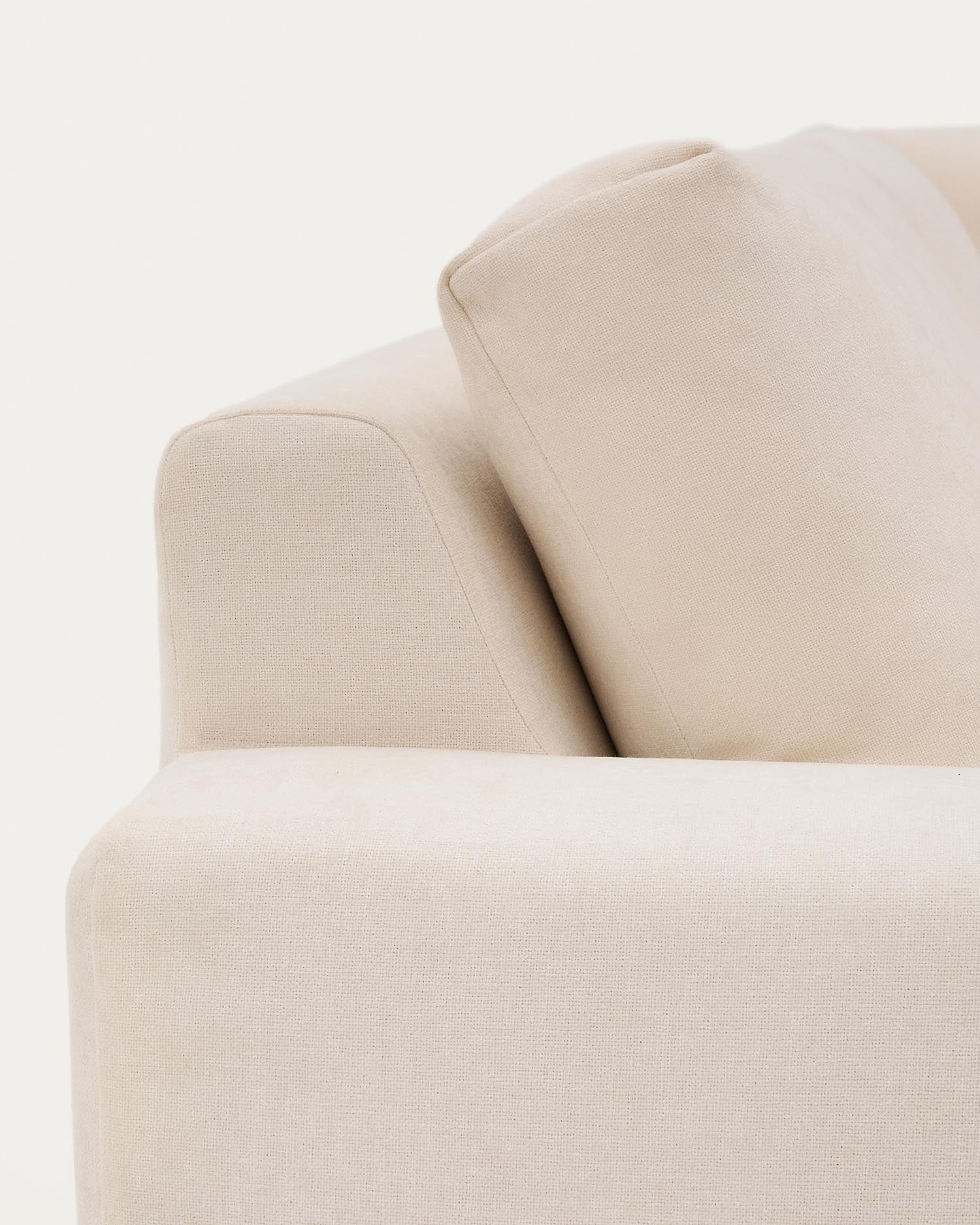 Entdecken Sie das elegante 5-Sitzer-Ecksofa Alea in Ecru. Modernes Design, erstklassige Chenille und individuelle Anpassungsmöglichkeiten für höchsten Komfort.