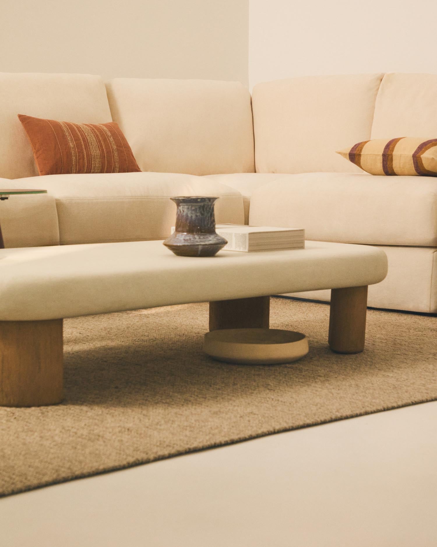 Erleben Sie das modulare 5-Sitzer-Ecksofa Alea in elegantem Ecru – ideal für gesellige Abende, mit hochwertigem Chenille und flexibler Gestaltung.