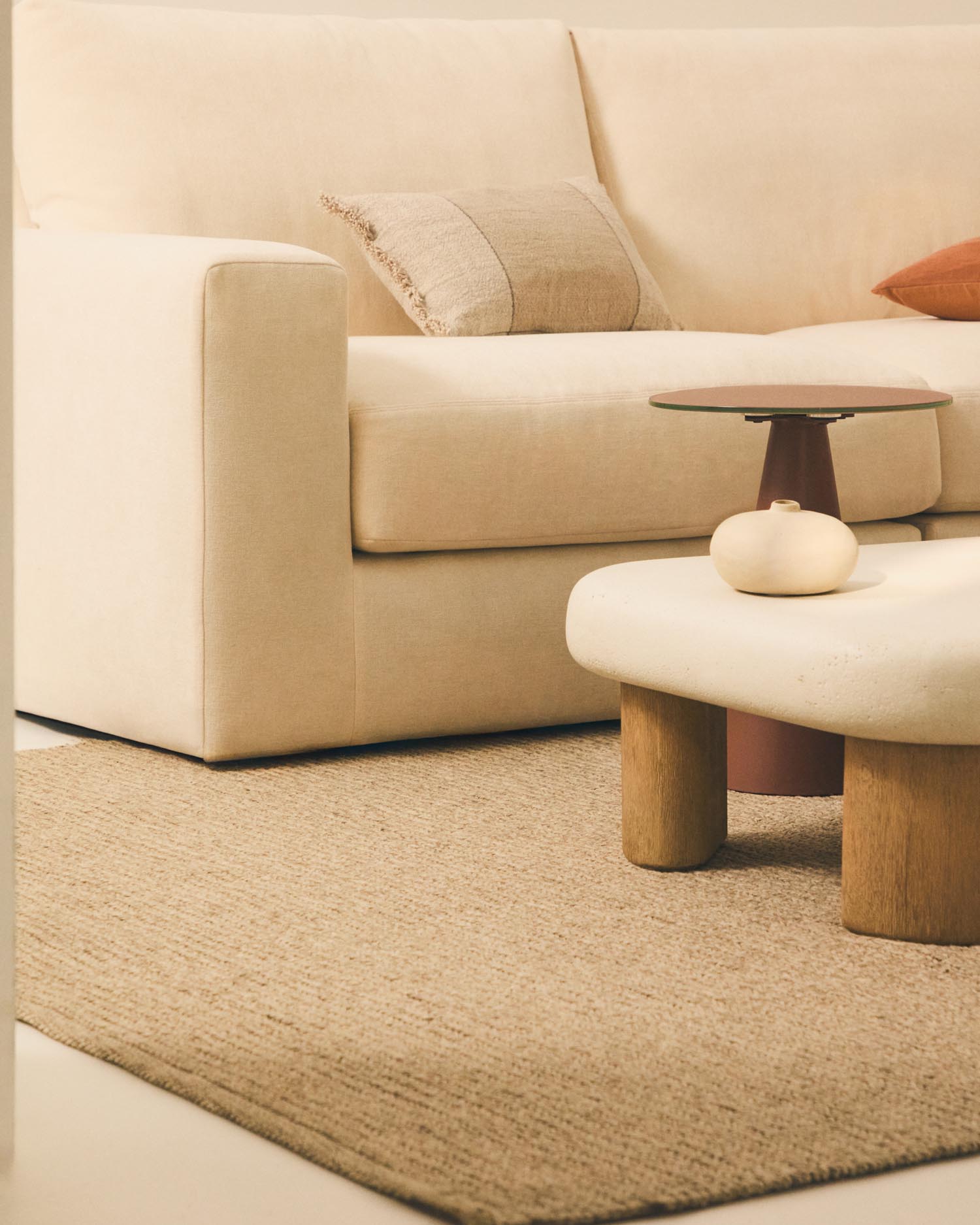 Entdecken Sie das stilvolle 5-Sitzer-Ecksofa Alea in Ecru. Komfortabel, modular und pflegeleicht – perfekt für Ihr modernes Zuhause!