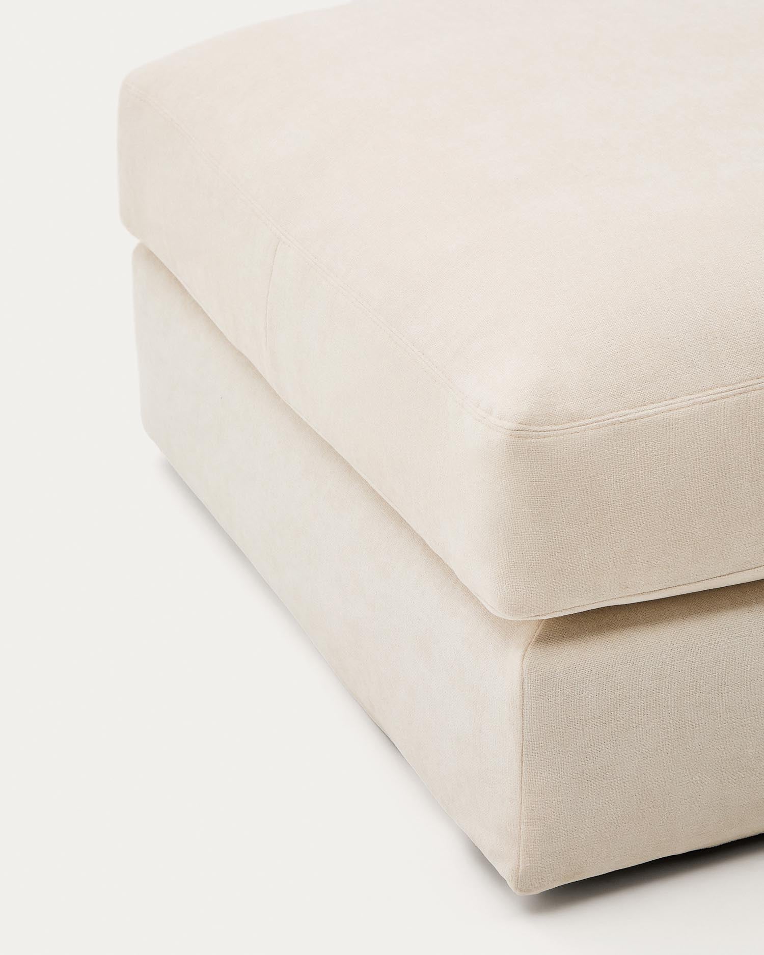 Entdecken Sie die elegante Fußablage Alea von Kave Home in Ecru. Abnehmbarer Chenille-Bezug, 90 x 90 cm – ideal für Stil und Komfort.