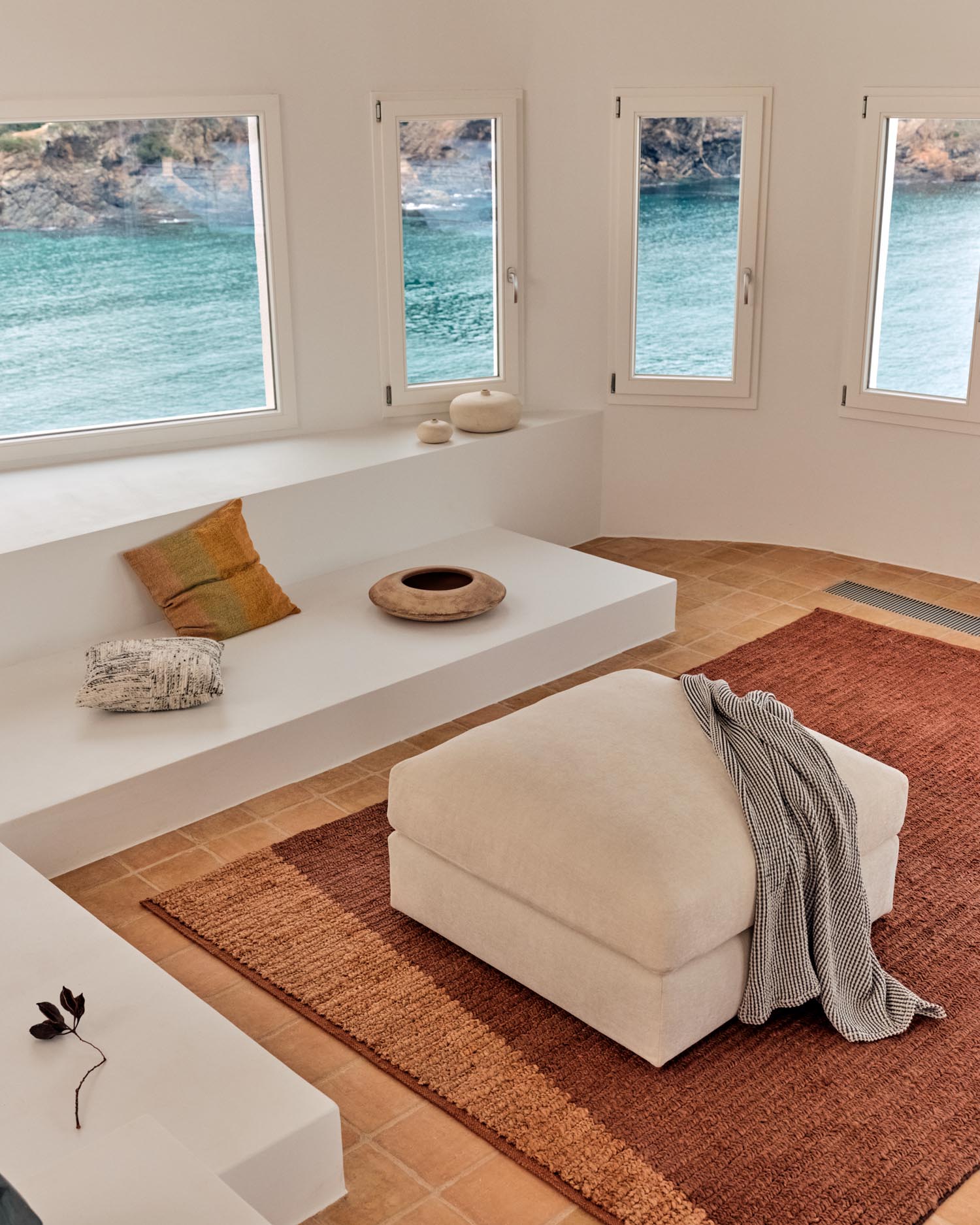 Entdecken Sie die elegante Fußablage Alea in Ecru von Kave Home. Mit abnehmbarem Chenille-Bezug, 90 x 90 cm, vereint sie Stil und Komfort.