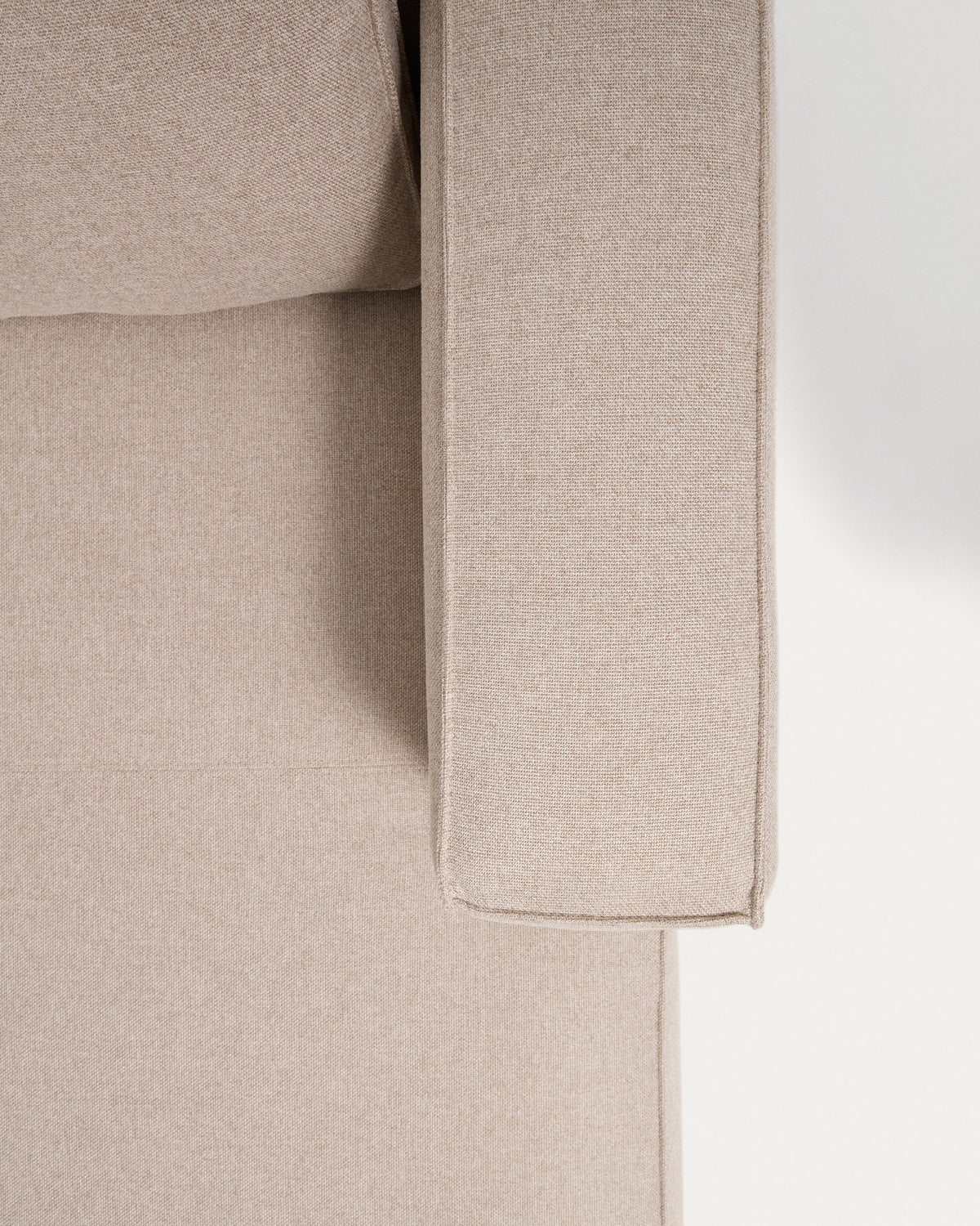 Beiges Bettsofa Marela mit Chaiselongue rechts, Gewebebezug und schwarzen Beinen