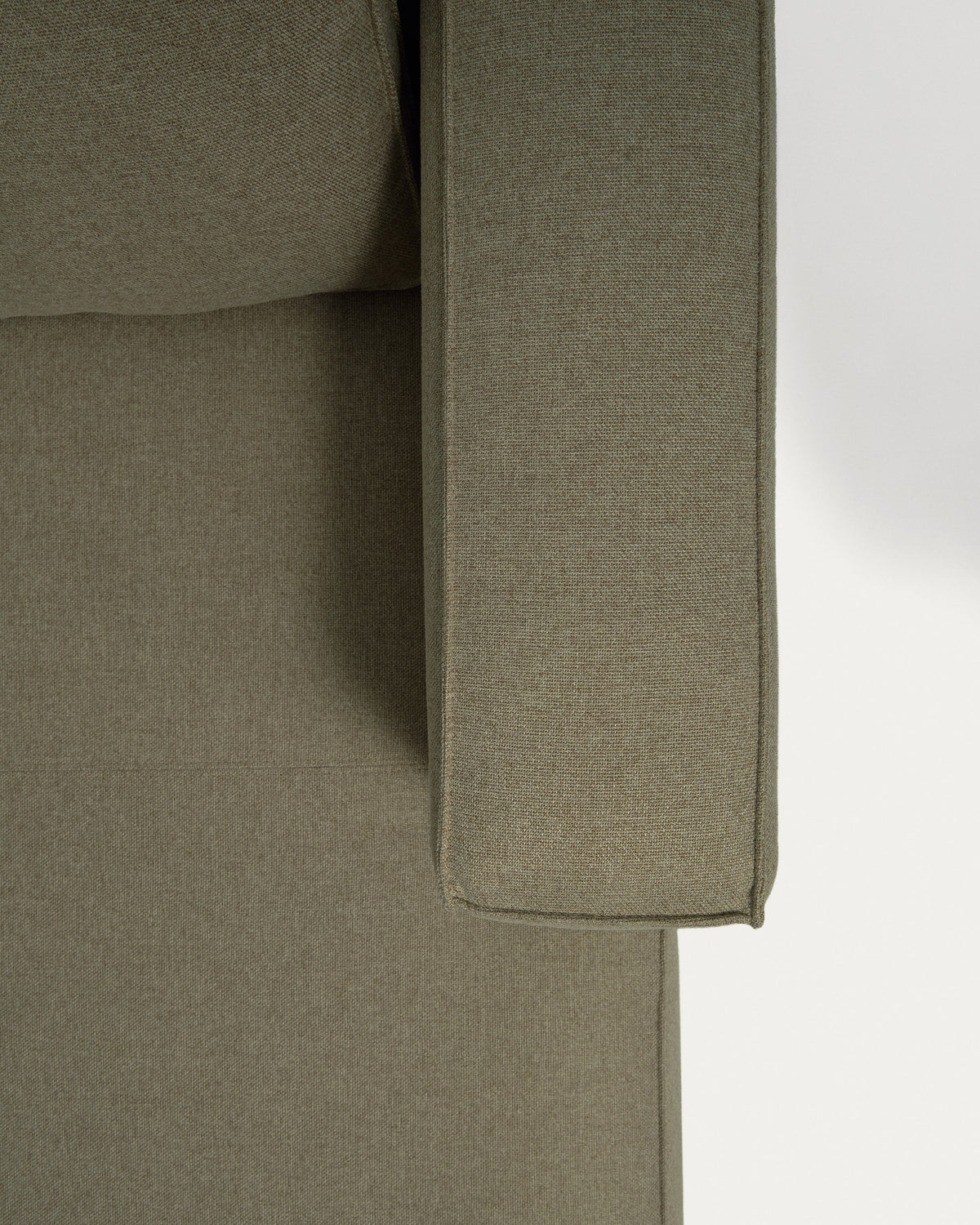 Dunkelgrünes Bettsofa Marela mit Chaiselongue rechts, Gewebebezug, Armlehnen und schwarzen Beinen