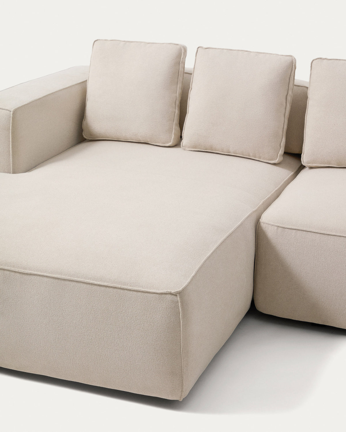 Bettsofa Marela mit Chaiselongue links in ecrufarbener Chenille und schwarzen Beinen