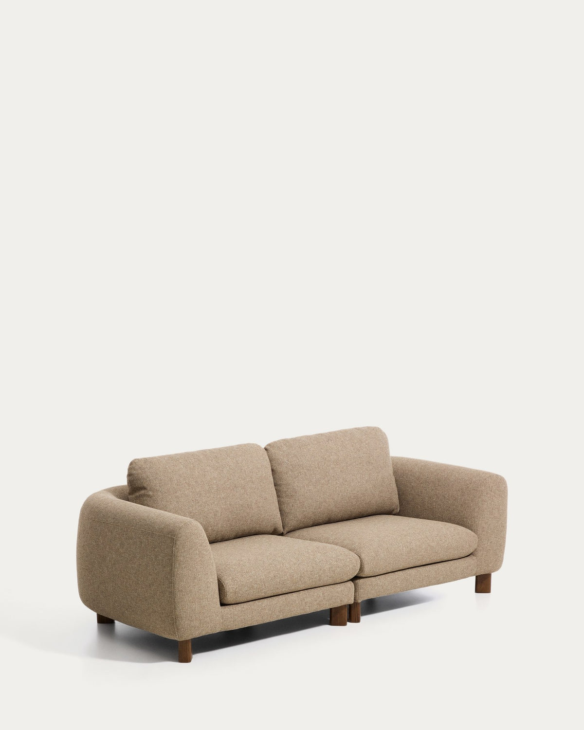 3-Sitzer Sofa Vera in Hellbraun mit gepolsterten Armlehnen, Taschenfederkern und Beinen aus massivem Eschenholz mit Nussbaum-Finish.