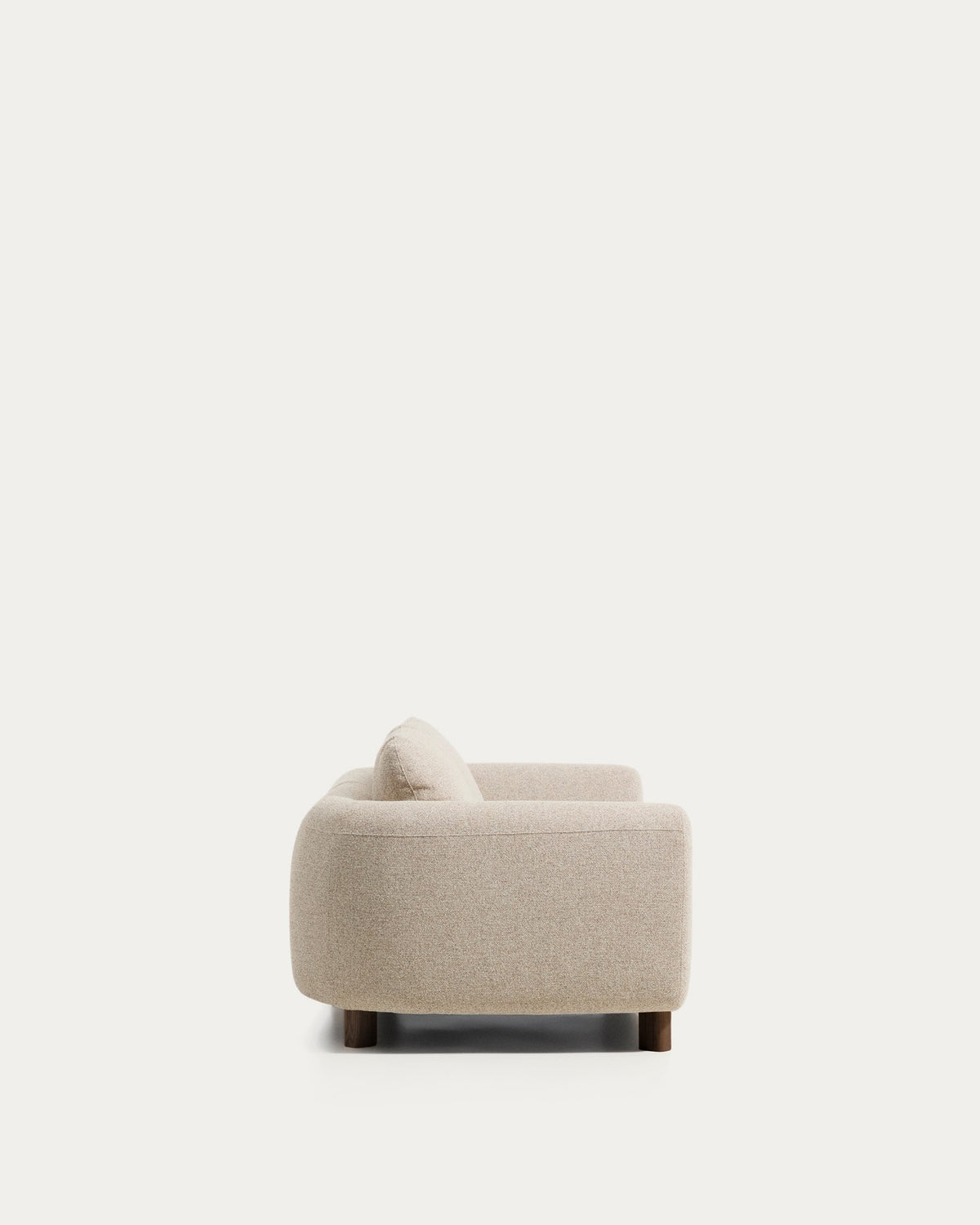3-Sitzer Sofa Vera in Beige mit gepolsterten Armlehnen und sichtbaren Beinen aus massivem Eschenholz mit Nussbaum-Finish, Frontalansicht.
