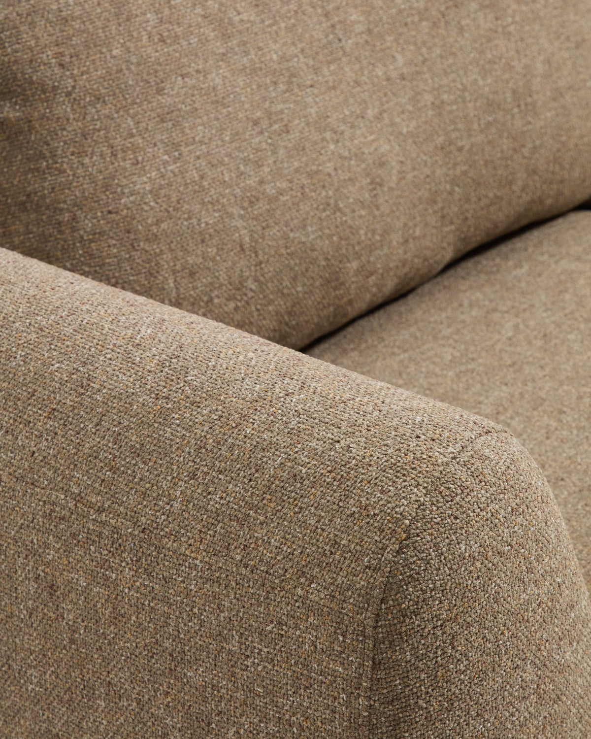 Hellbraunes 3-Sitzer Sofa Vera mit gepolsterter Sitzfläche, geschwungenen Armlehnen und sichtbaren Beinen aus massivem Eschenholz.
