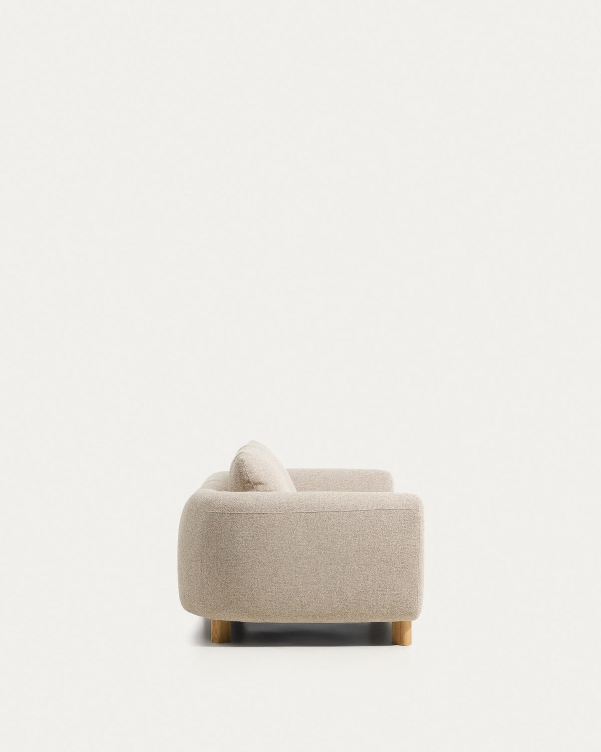 3-Sitzer Sofa Vera in Beige mit massiven Eschenholzbeinen, gepolsterter Sitzfläche und geschwungenen Armlehnen, Frontalansicht.