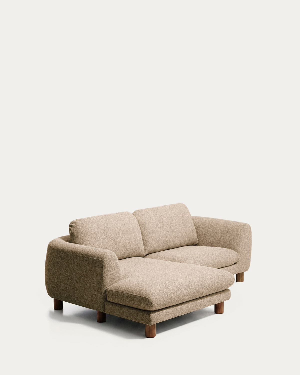 3-Sitzer Sofa Vera von Kave Home in Hellbraun mit Chaiselongue links, gepolstert, Beine aus massivem Eschenholz mit Nussbaum-Finish.
