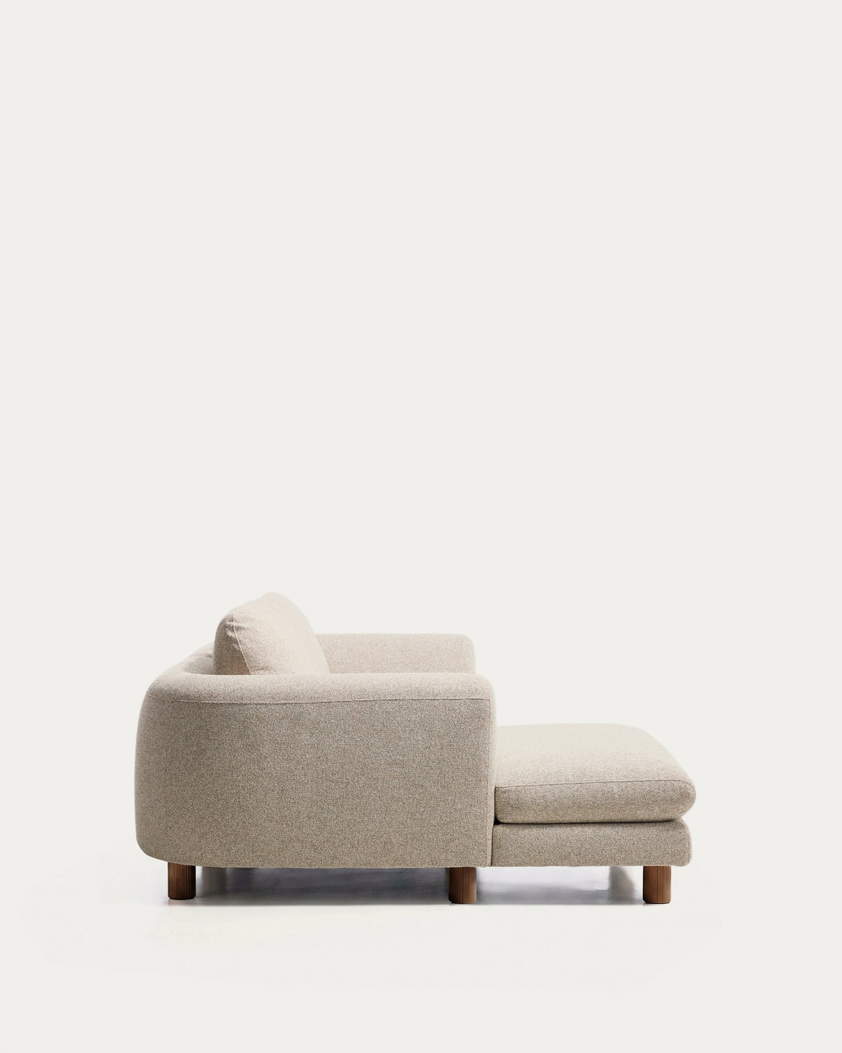3-Sitzer Sofa Vera in Beige mit Chaiselongue links, gepolsterten Armlehnen und sichtbaren Beinen aus massivem Eschenholz mit Nussbaum-Finish.